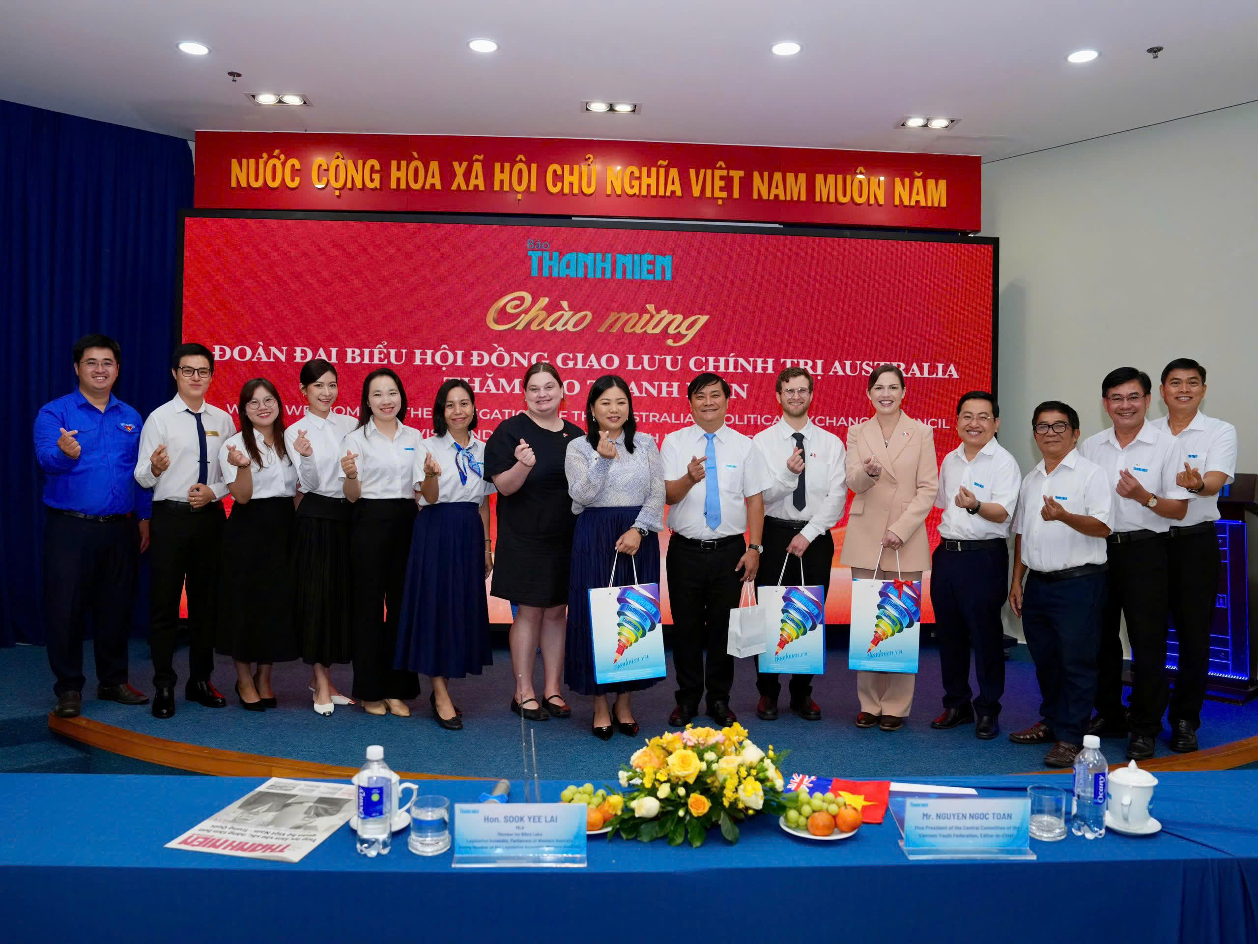 Đoàn đại biểu Hội đồng Giao lưu chính trị Úc thăm Báo Thanh Niên - Ảnh 14.