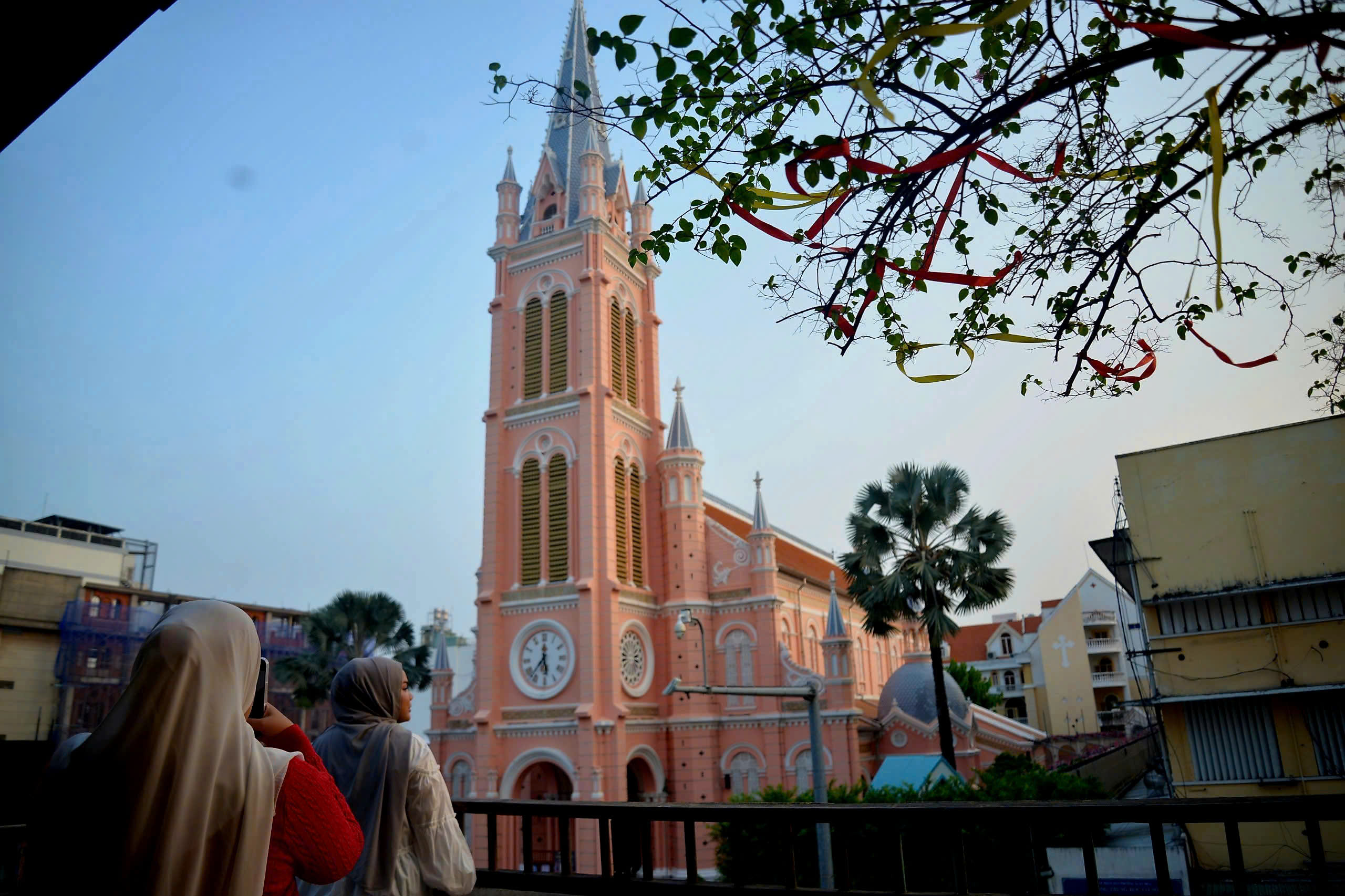 Hoàng hôn ở ‘nhà thờ hồng’ hơn 150 tuổi cuốn hút người trẻ đến check-in - Ảnh 1.