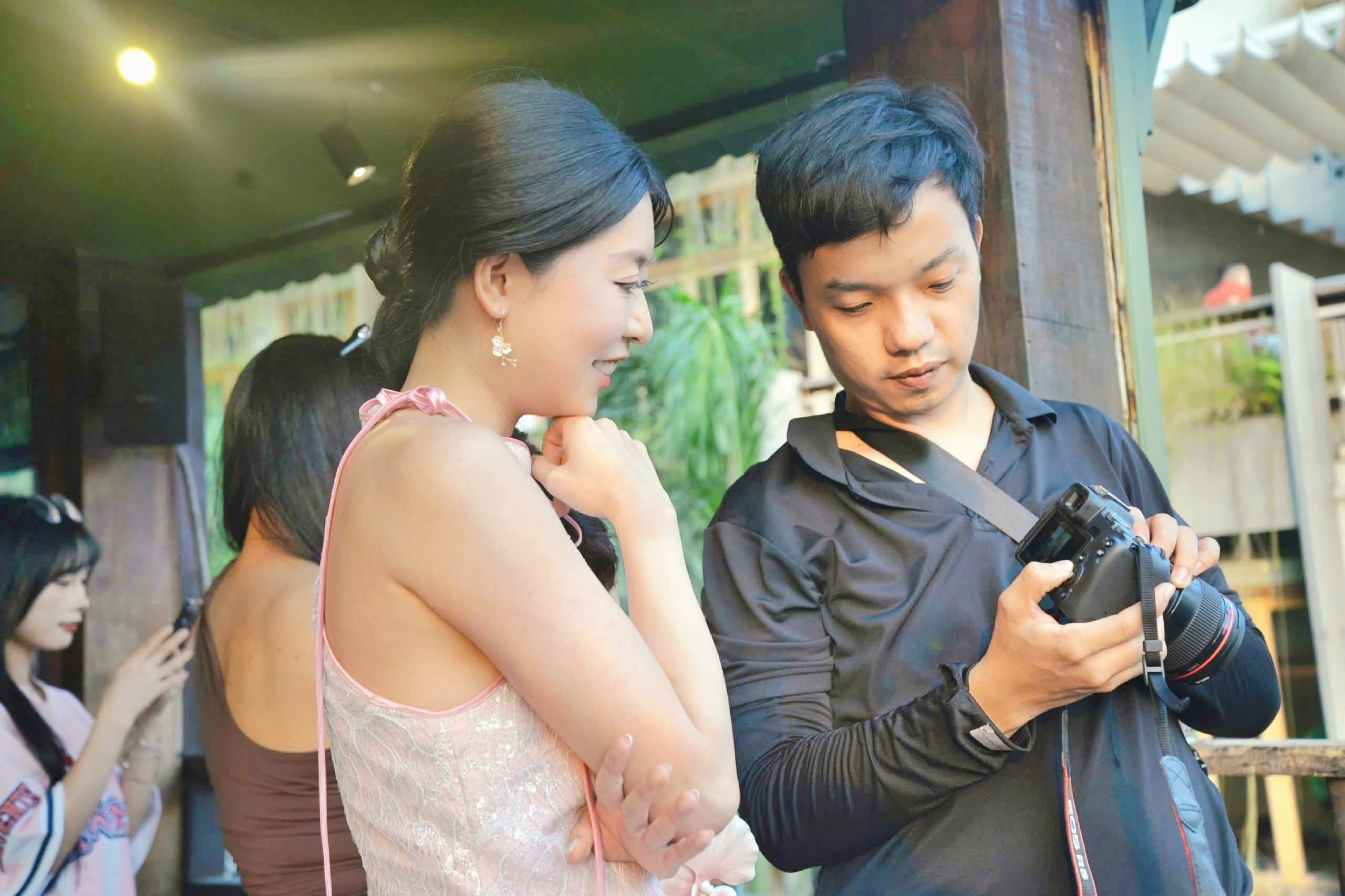 Hoàng hôn ở ‘nhà thờ hồng’ hơn 150 tuổi cuốn hút người trẻ đến check-in - Ảnh 8.