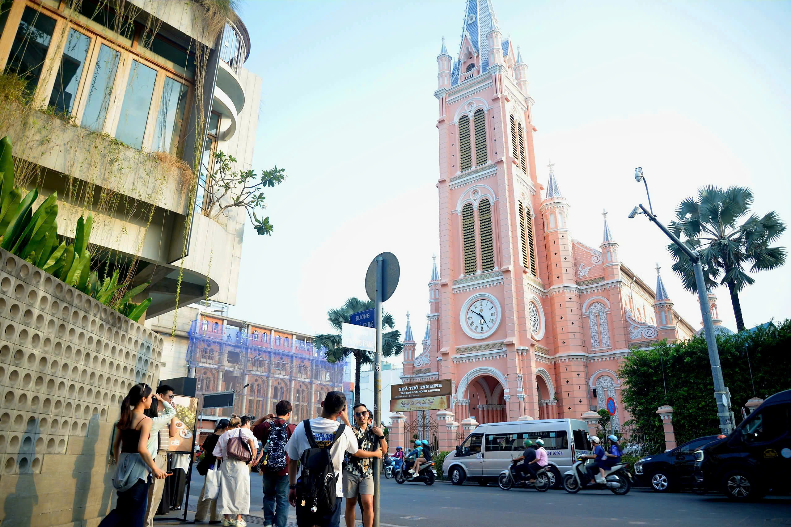 Hoàng hôn ở ‘nhà thờ hồng’ hơn 150 tuổi cuốn hút người trẻ đến check-in - Ảnh 2.