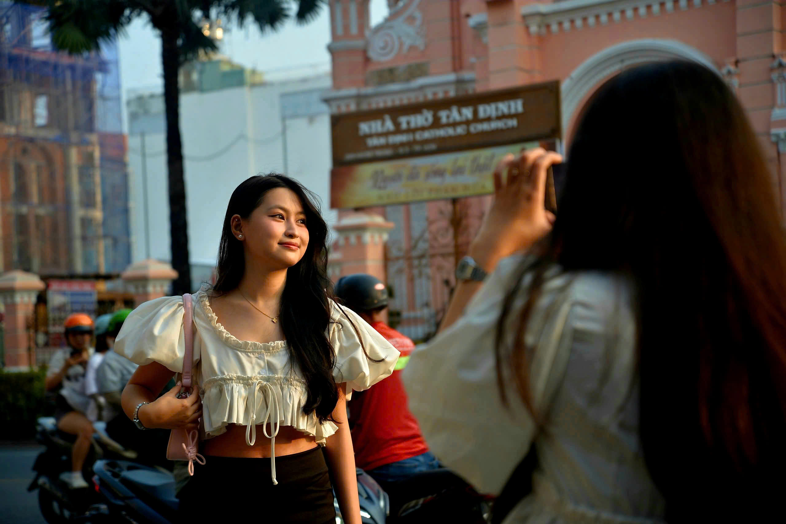 Hoàng hôn ở ‘nhà thờ hồng’ hơn 150 tuổi cuốn hút người trẻ đến check-in - Ảnh 3.