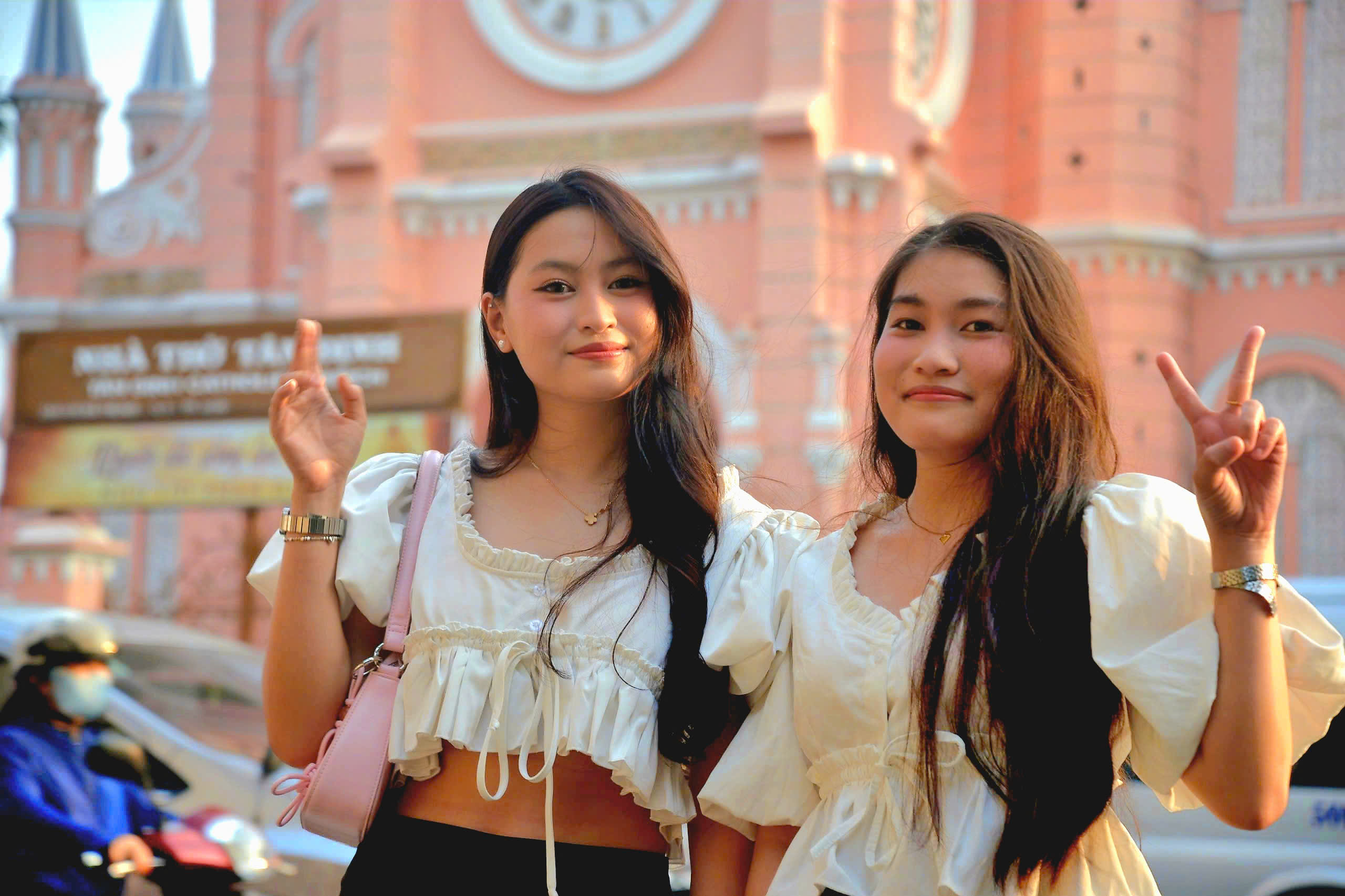 Hoàng hôn ở ‘nhà thờ hồng’ hơn 150 tuổi cuốn hút người trẻ đến check-in - Ảnh 4.