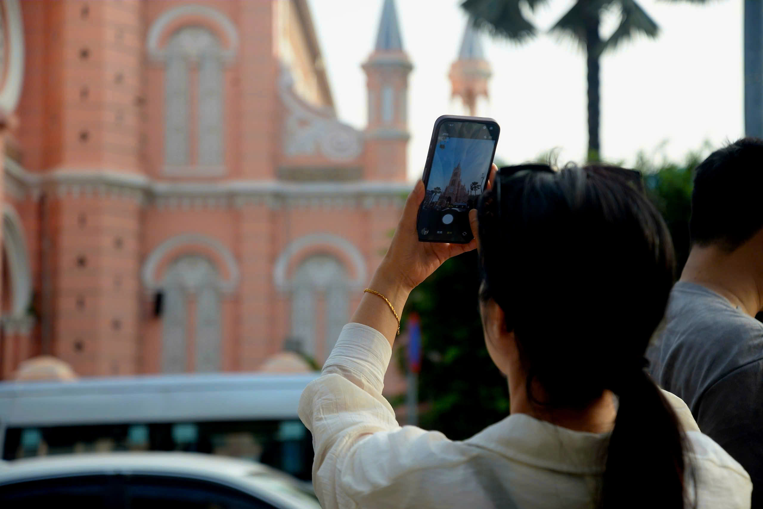 Hoàng hôn ở ‘nhà thờ hồng’ hơn 150 tuổi cuốn hút người trẻ đến check-in - Ảnh 5.