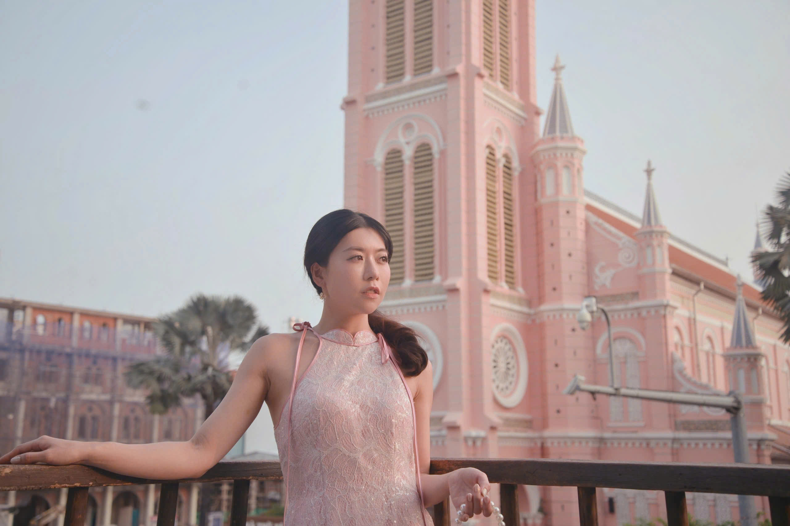 Hoàng hôn ở ‘nhà thờ hồng’ hơn 150 tuổi cuốn hút người trẻ đến check-in - Ảnh 6.