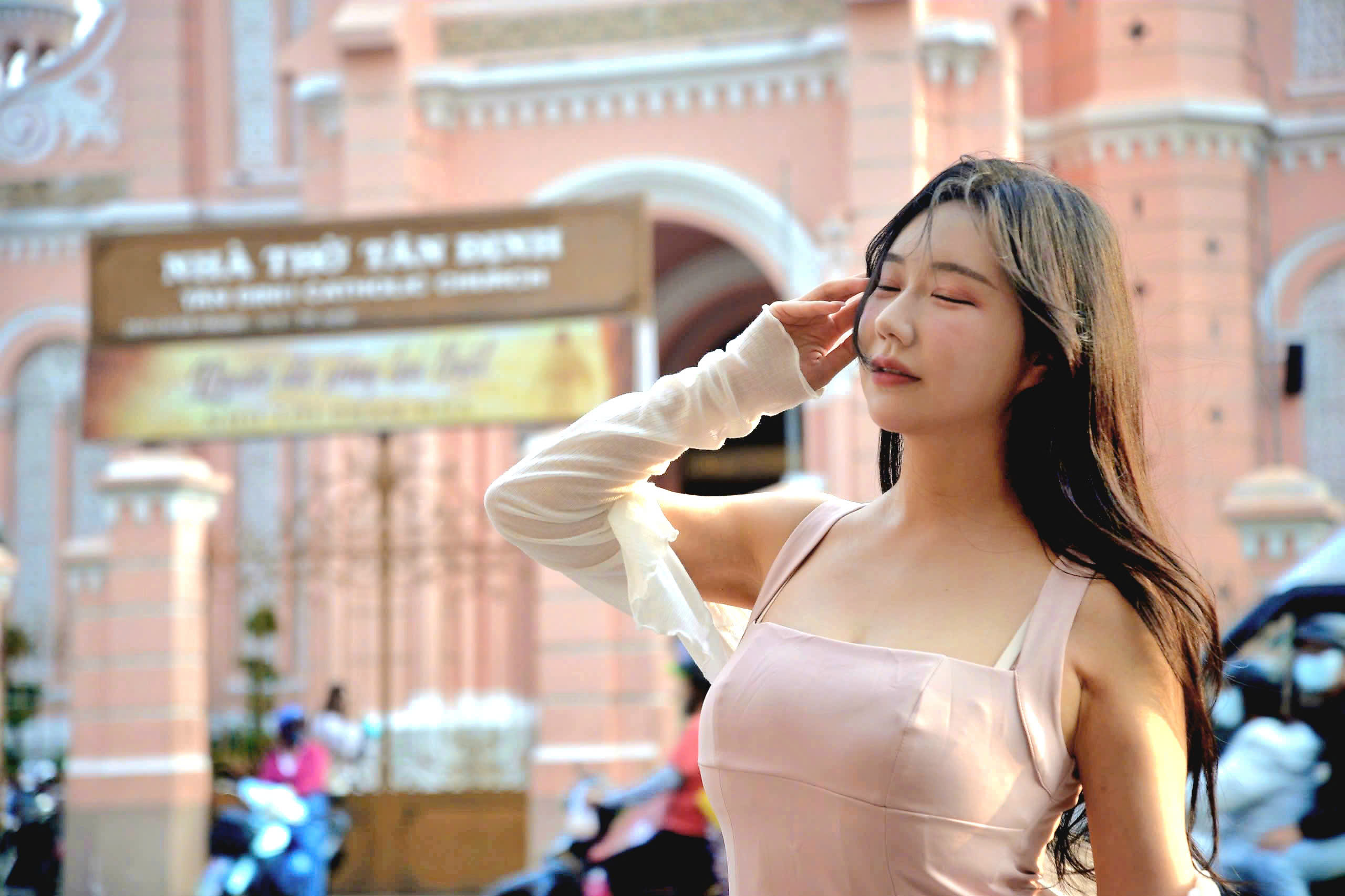 Hoàng hôn ở ‘nhà thờ hồng’ hơn 150 tuổi cuốn hút người trẻ đến check-in - Ảnh 7.