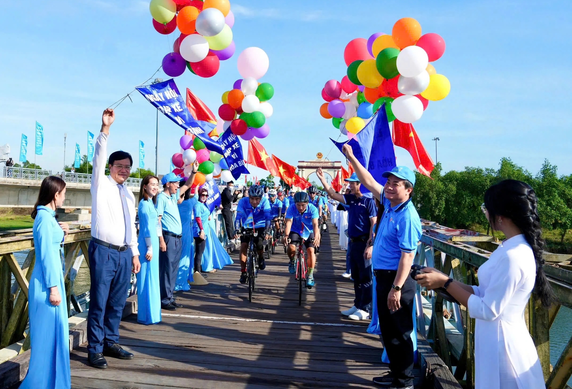 Hoa hậu Thanh Hà mang thông điệp hòa bình - môi trường đến 'đất lửa' Quảng Trị- Ảnh 1. Hoa hậu Thanh Hà mang thông điệp hòa bình - môi trường đến 'đất lửa' Quảng Trị- Ảnh 1.
