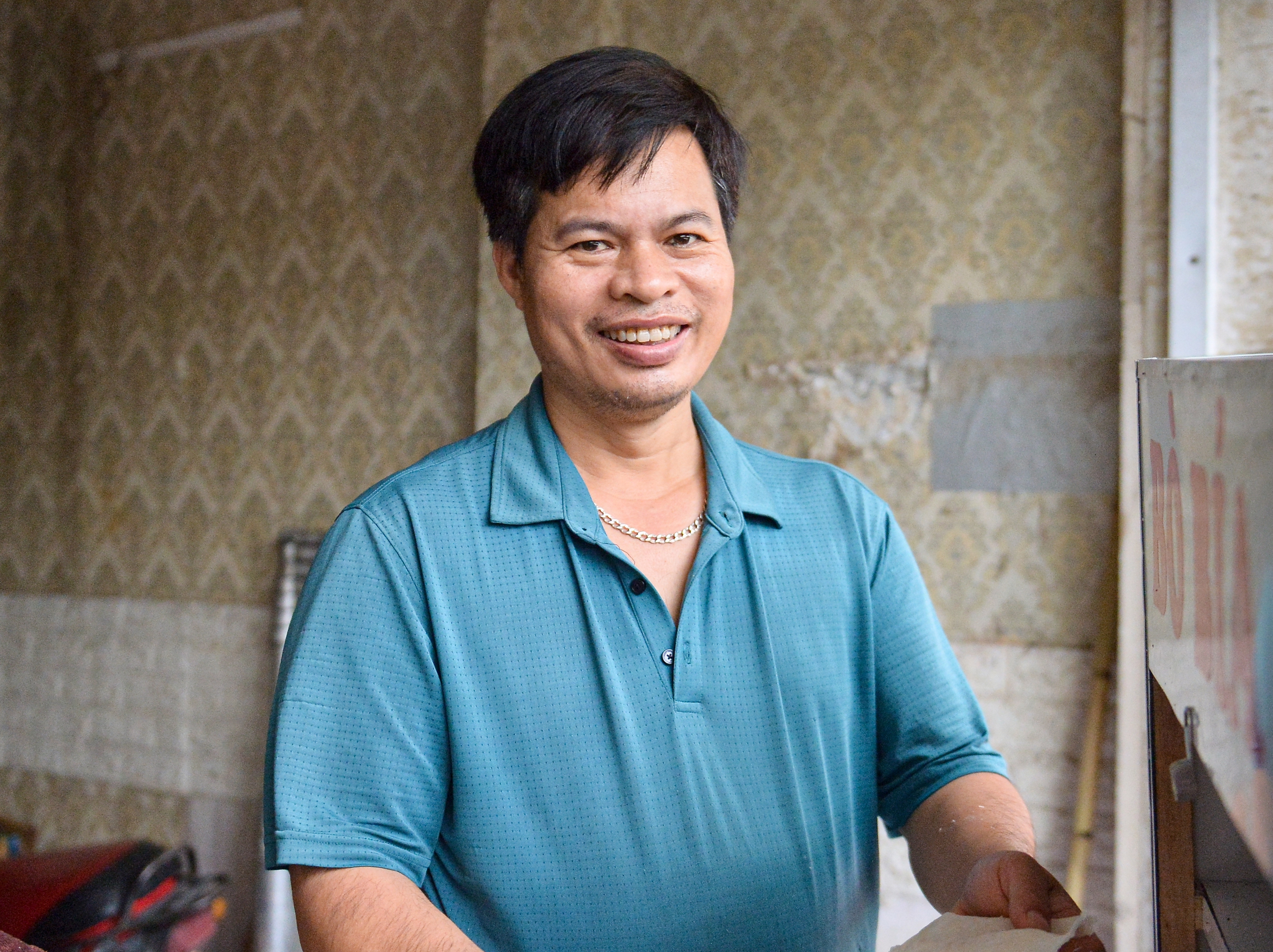 Chân dung anh bán bò bía nổi tiếng nhất Hà Nội: Từng làm công an xã, thợ xây- Ảnh 2. Chân dung anh bán bò bía nổi tiếng nhất Hà Nội: Từng làm công an xã, thợ xây- Ảnh 2.