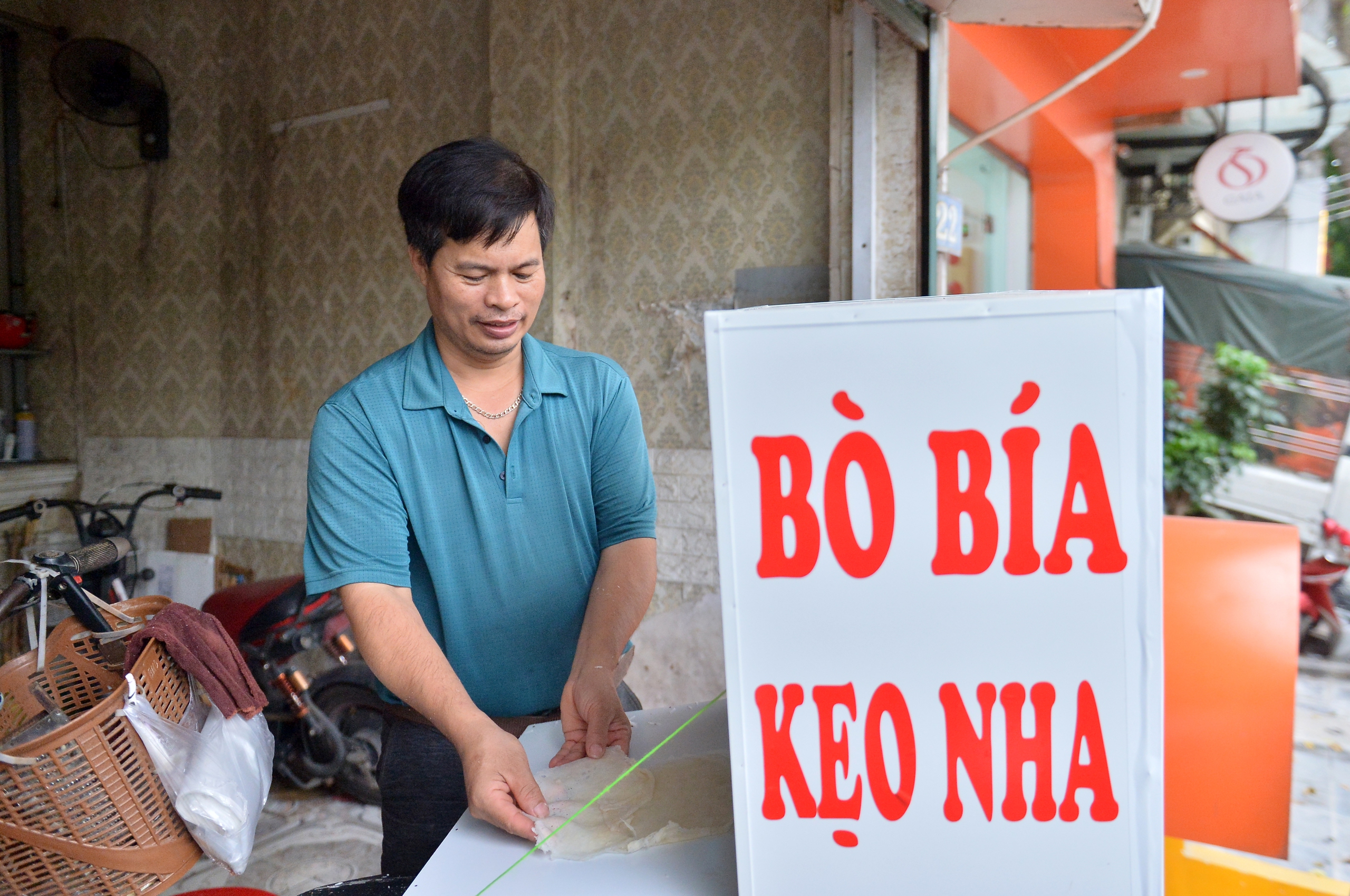 Chân dung anh bán bò bía nổi tiếng nhất Hà Nội: Từng làm công an xã, thợ xây- Ảnh 3. Chân dung anh bán bò bía nổi tiếng nhất Hà Nội: Từng làm công an xã, thợ xây- Ảnh 3.