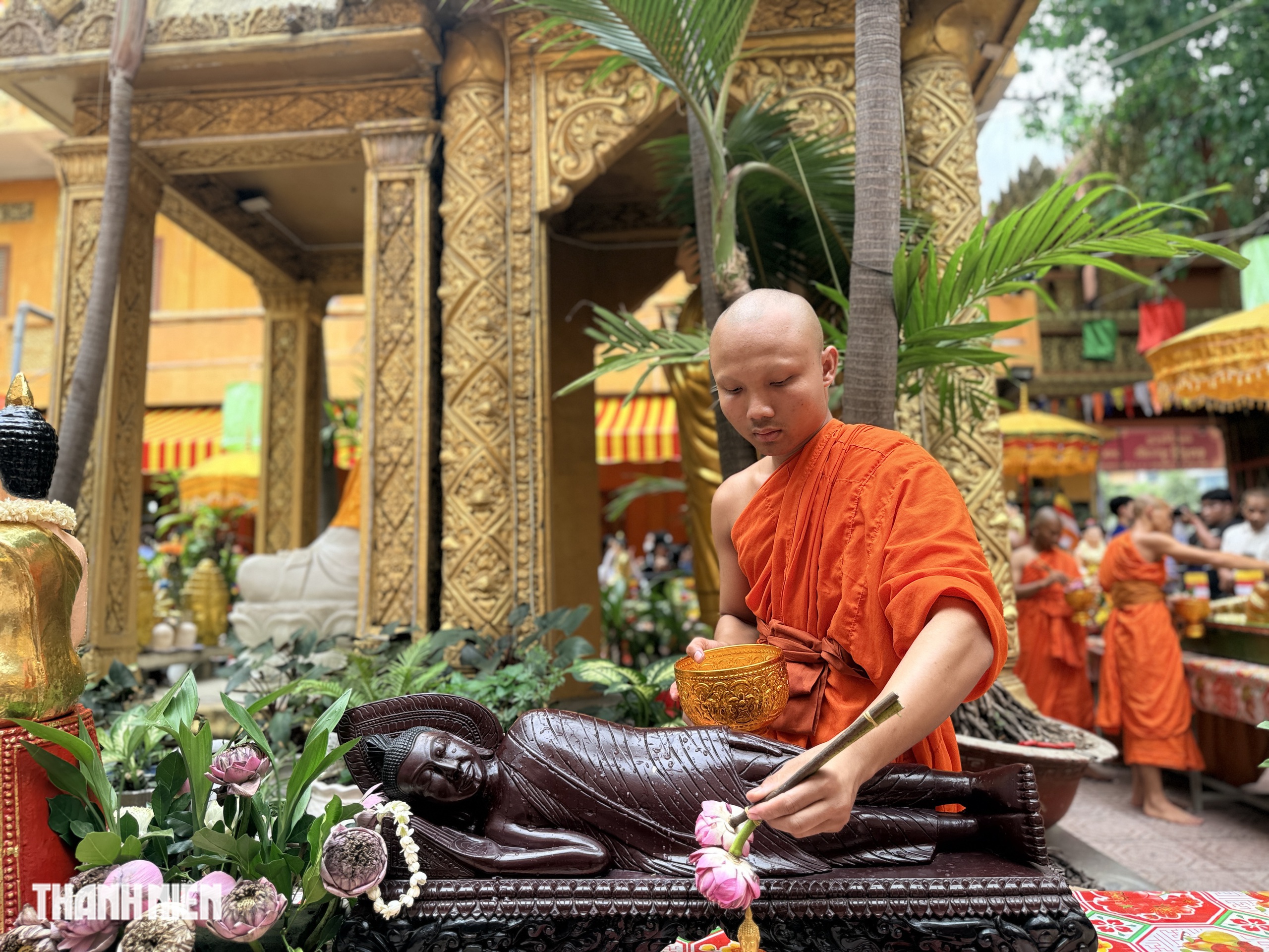 Biển người chen kín chùa Candaransi dự lễ tắm Phật Tết Chôl Chnăm Thmây - Ảnh 3.