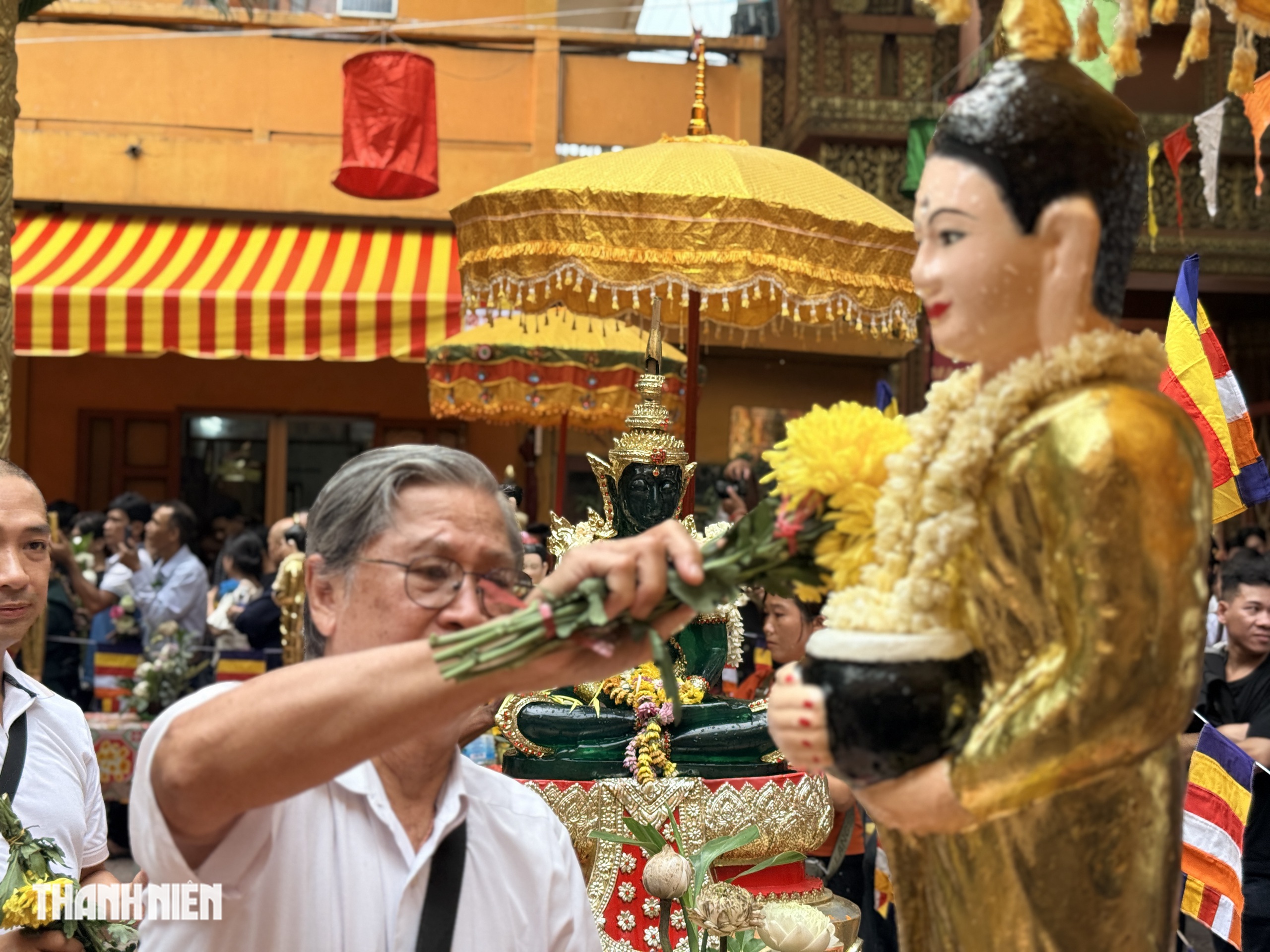 Biển người chen kín chùa Candaransi dự lễ tắm Phật Tết Chôl Chnăm Thmây - Ảnh 5.