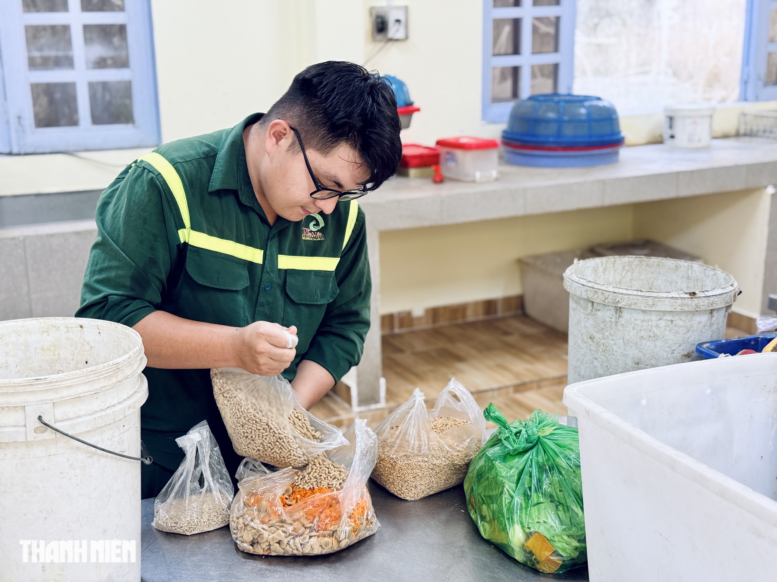 &Iacute;t ai biết: Một buổi s&aacute;ng ở Thảo Cầm Vi&ecirc;n bắt đầu từ&hellip; 3 tấn thức ăn - Ảnh 11.