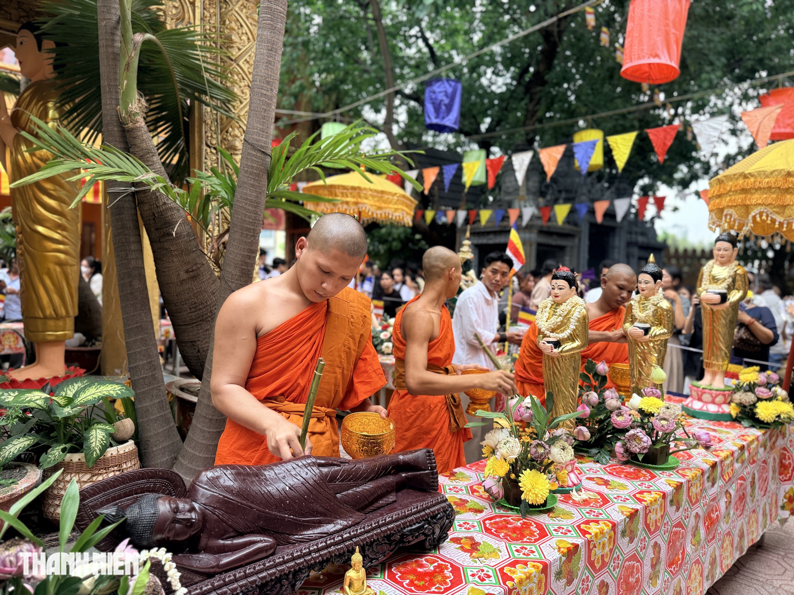 Biển người chen kín chùa Candaransi dự lễ tắm Phật Tết Chôl Chnăm Thmây - Ảnh 2.