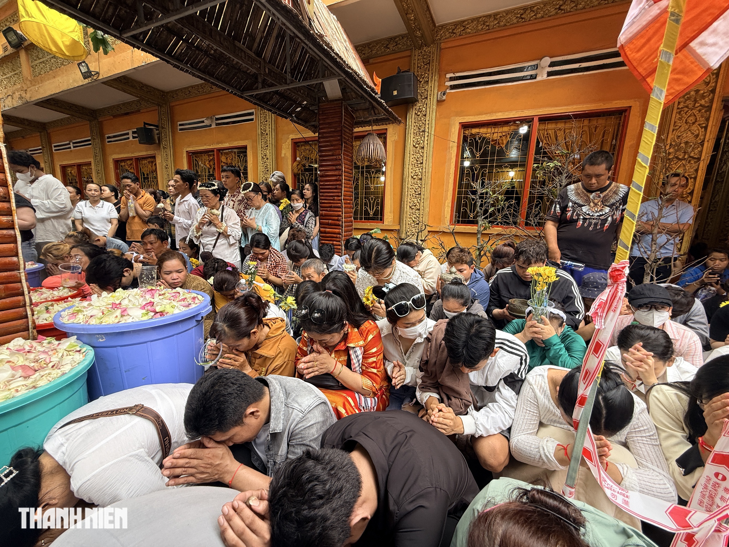 Biển người chen kín chùa Candaransi dự lễ tắm Phật Tết Chôl Chnăm Thmây - Ảnh 12.