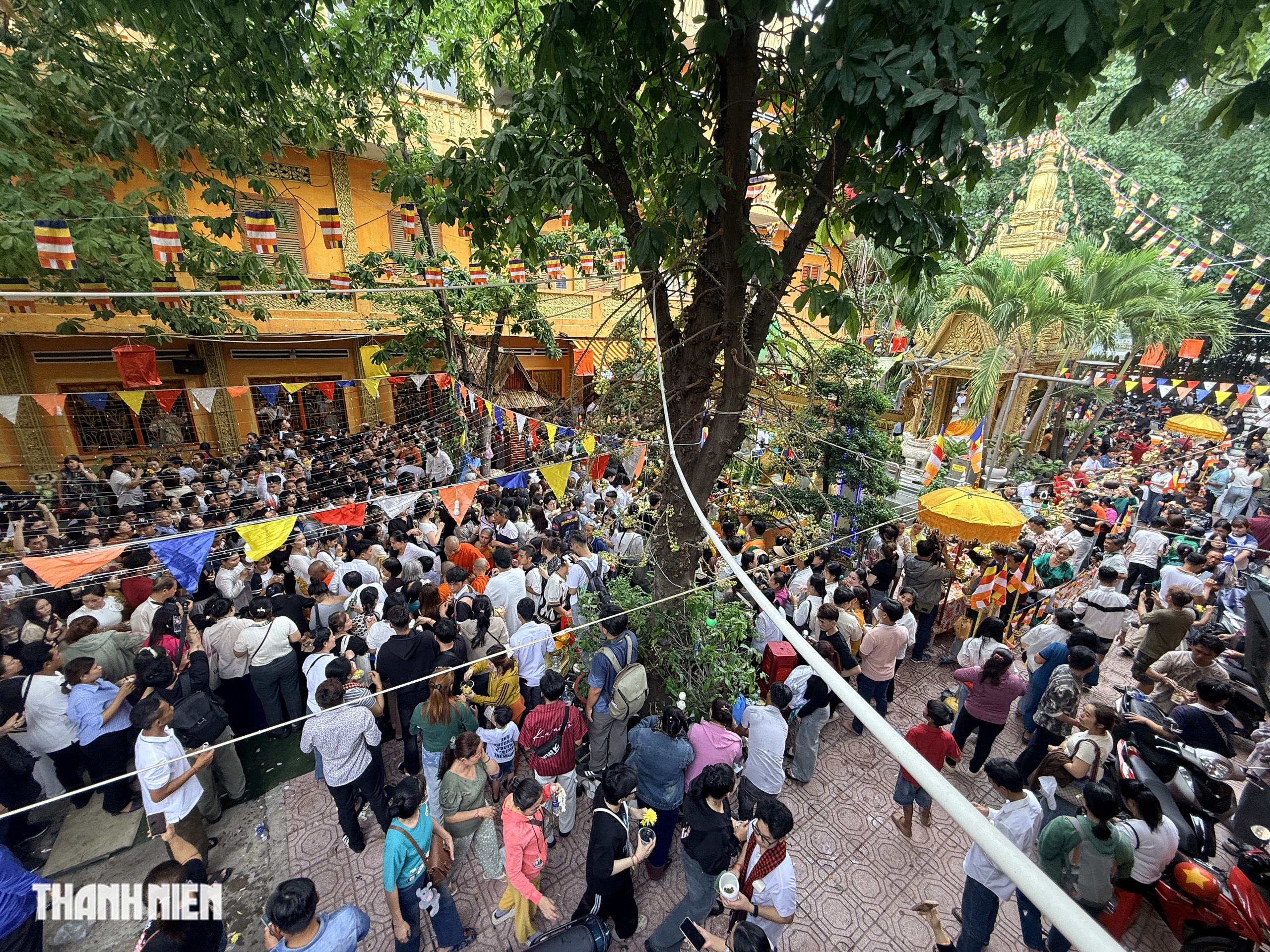 Biển người chen kín chùa Candaransi dự lễ tắm Phật Tết Chôl Chnăm Thmây - Ảnh 6.