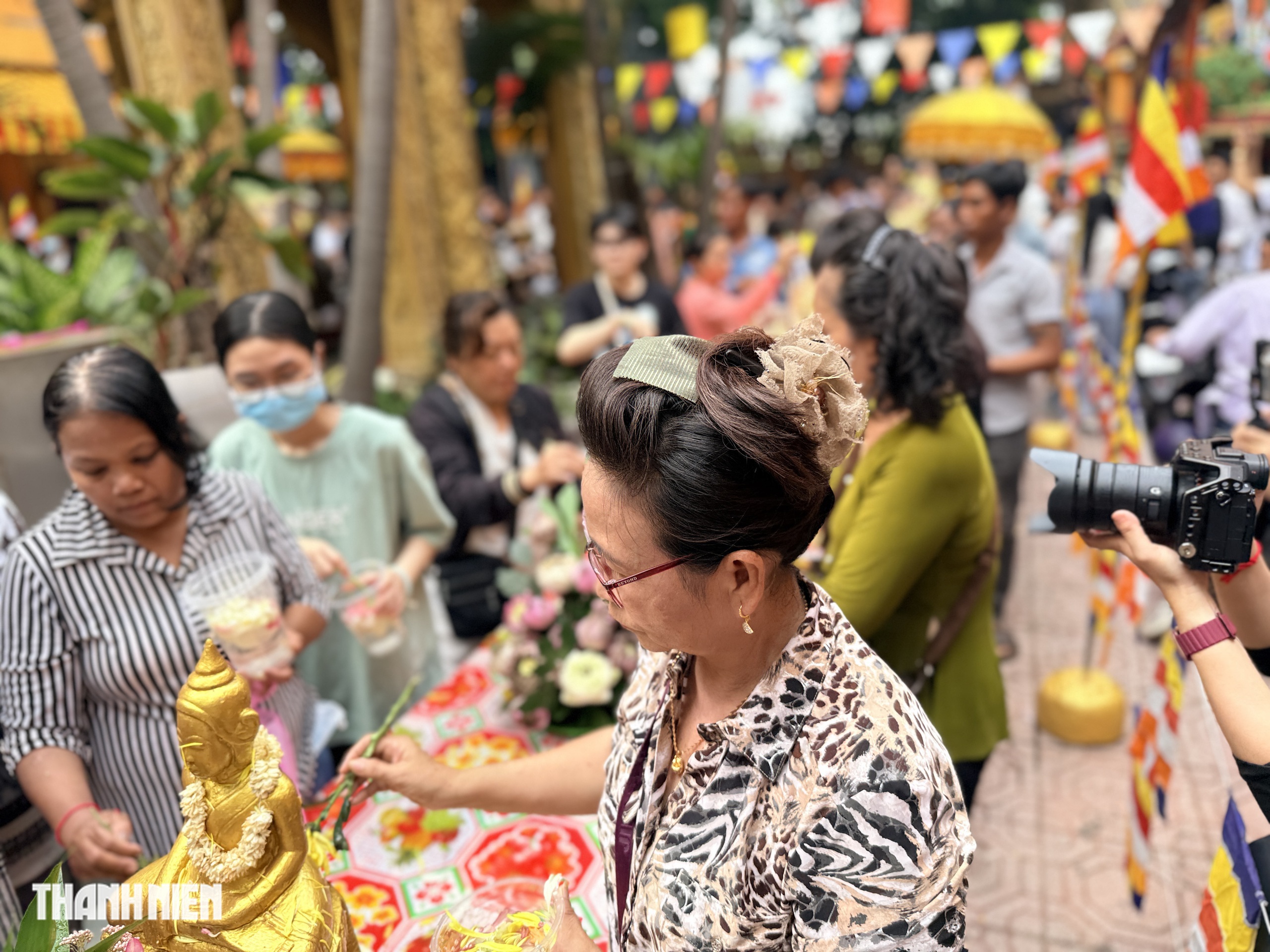 Biển người chen kín chùa Candaransi dự lễ tắm Phật Tết Chôl Chnăm Thmây - Ảnh 4.