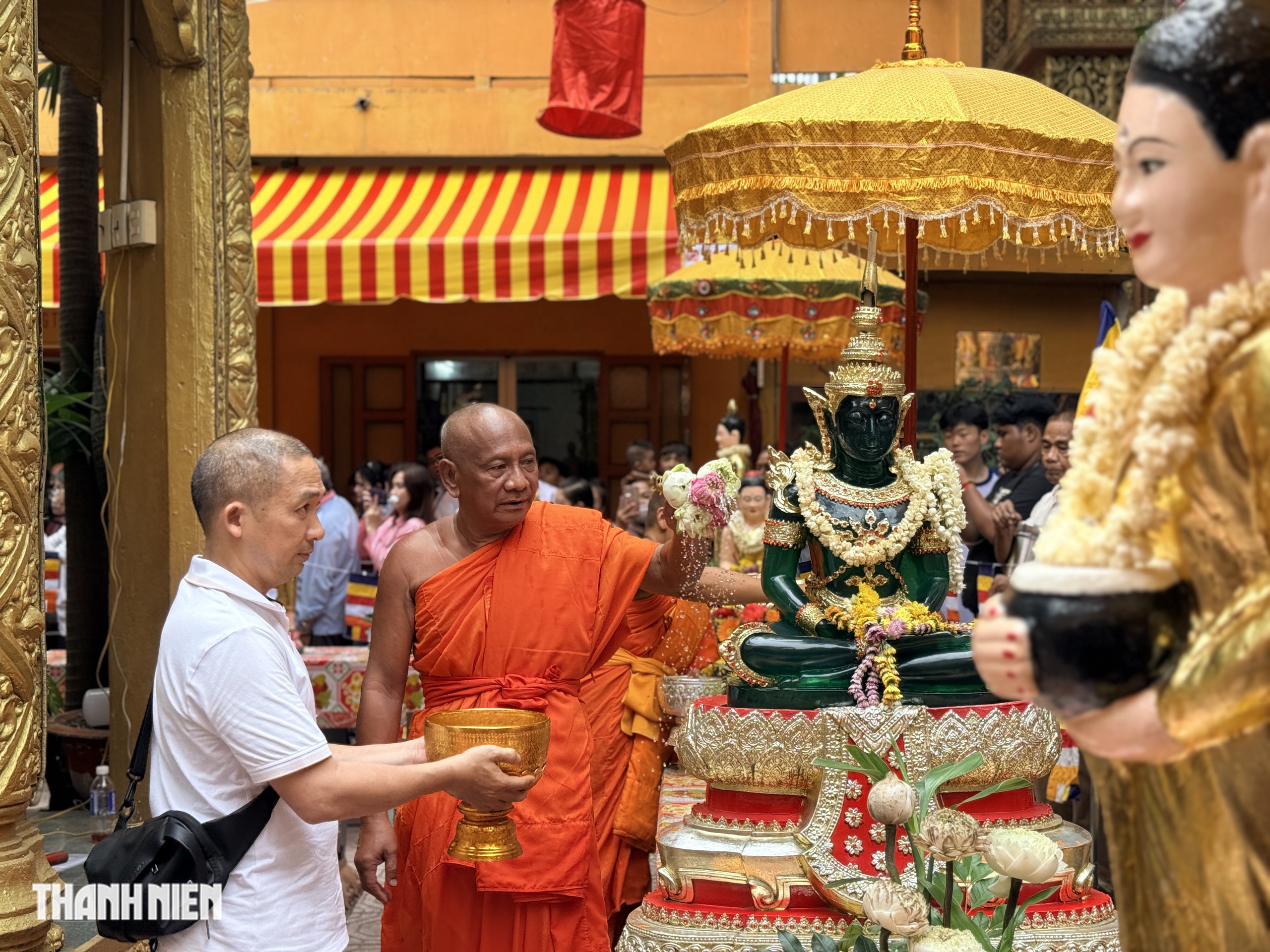 Biển người chen kín chùa Candaransi dự lễ tắm Phật Tết Chôl Chnăm Thmây - Ảnh 1.