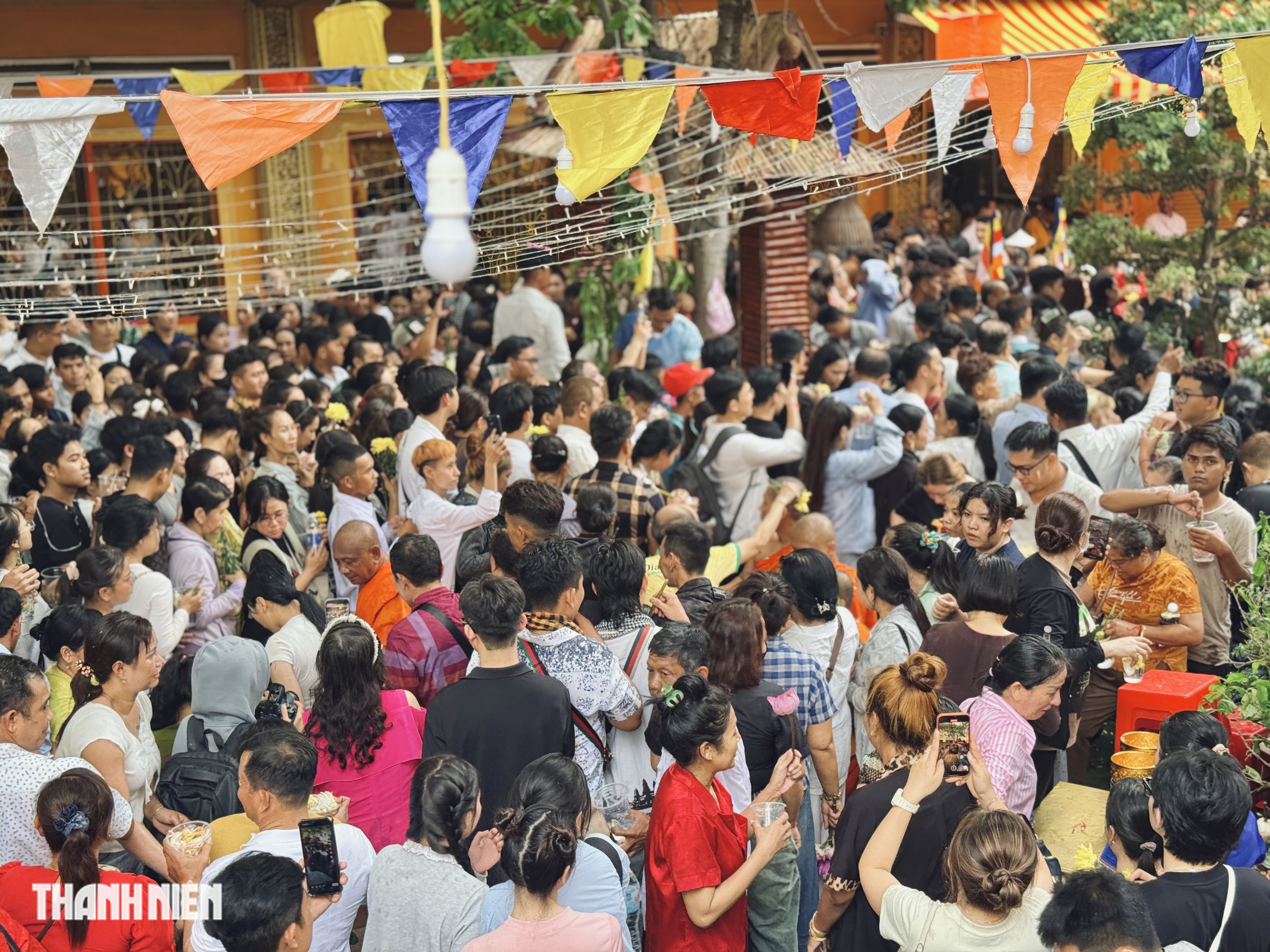 Biển người chen kín chùa Candaransi dự lễ tắm Phật Tết Chôl Chnăm Thmây - Ảnh 8.