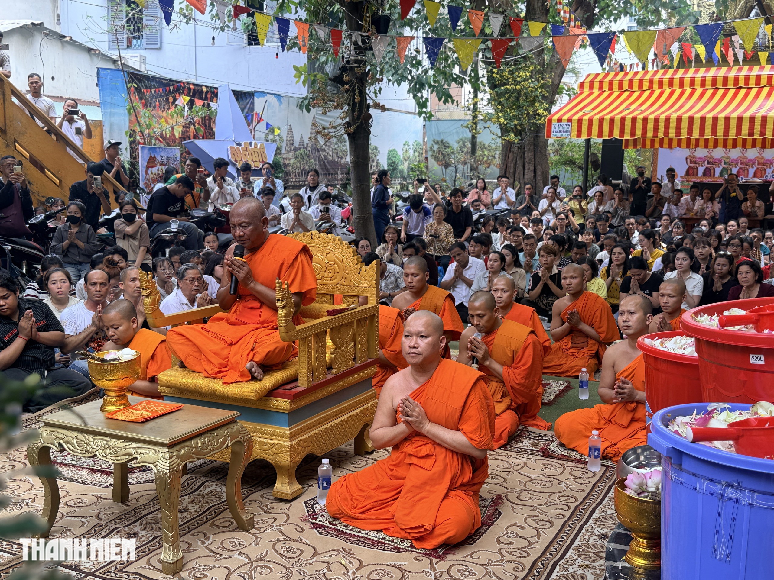 Biển người chen kín chùa Candaransi dự lễ tắm Phật Tết Chôl Chnăm Thmây - Ảnh 10.