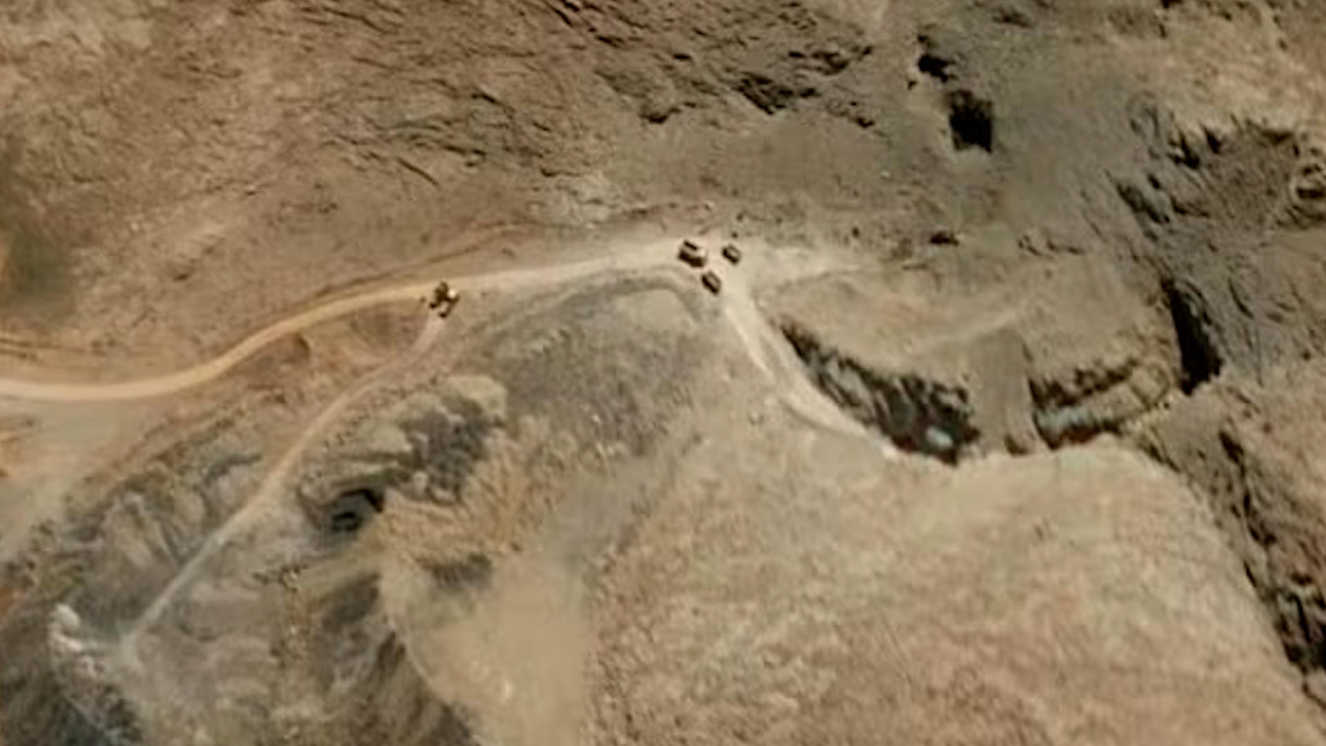 Iran dọn dẹp mảnh vỡ tại các căn cứ tên lửa ngầm trong lúc ngừng bắn - Ảnh 1.