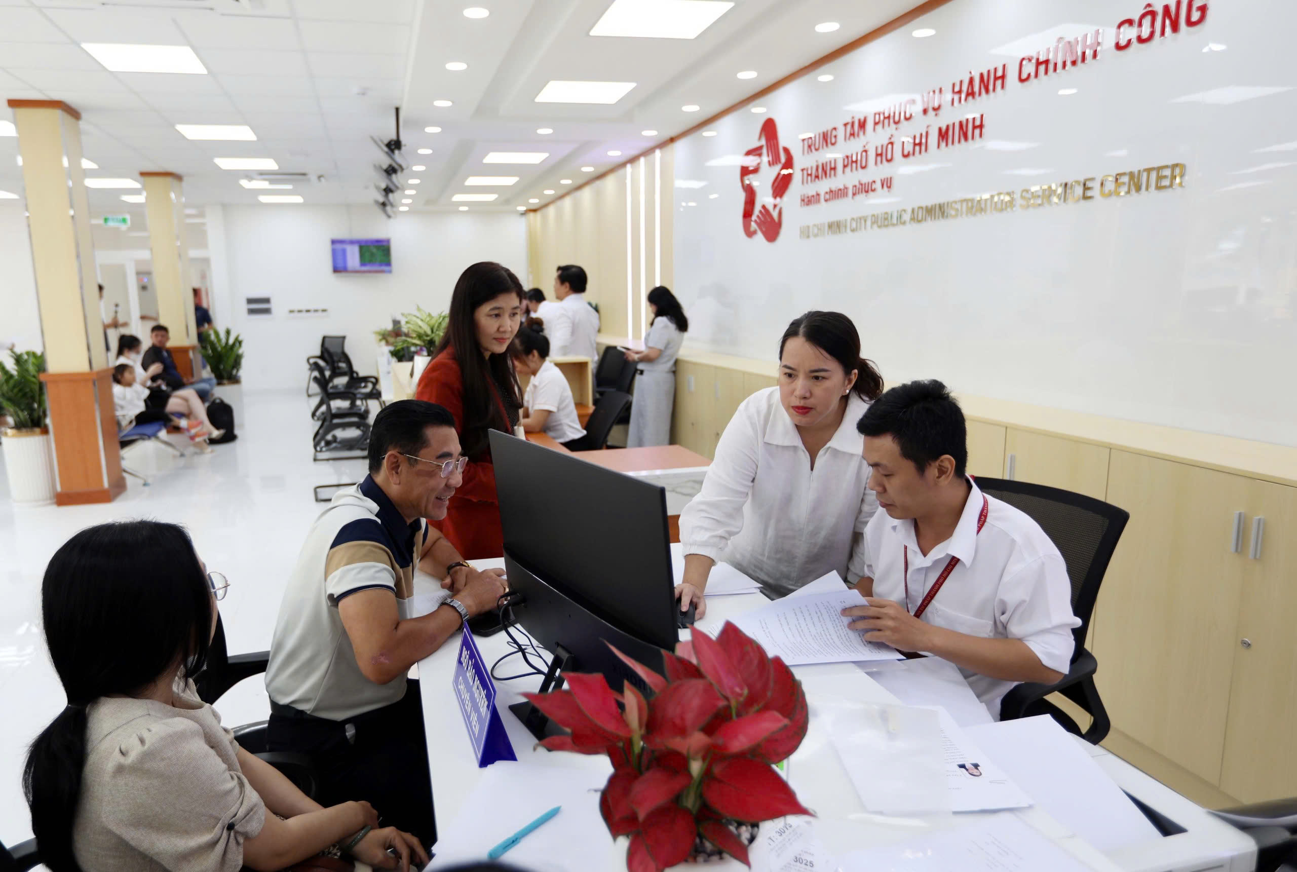 TP.HCM đề xuất mô hình công sở thông minh, chuyển từ 'chấm công' sang 'chấm kết quả' - Ảnh 2.