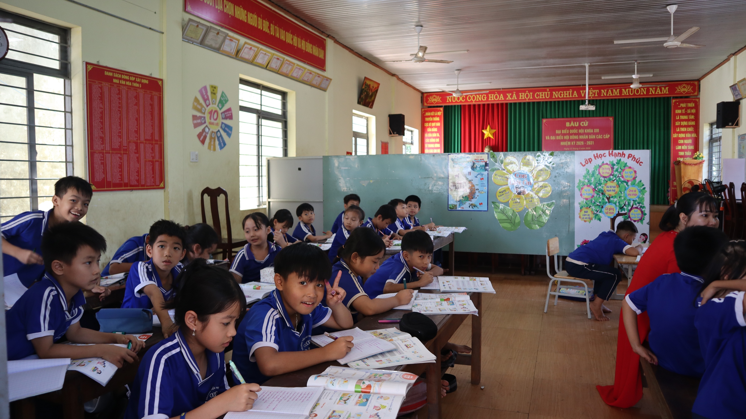Nhà trường 'kêu cứu' vì lớp học xuống cấp trong vùng quy hoạch bô xít - Ảnh 14.