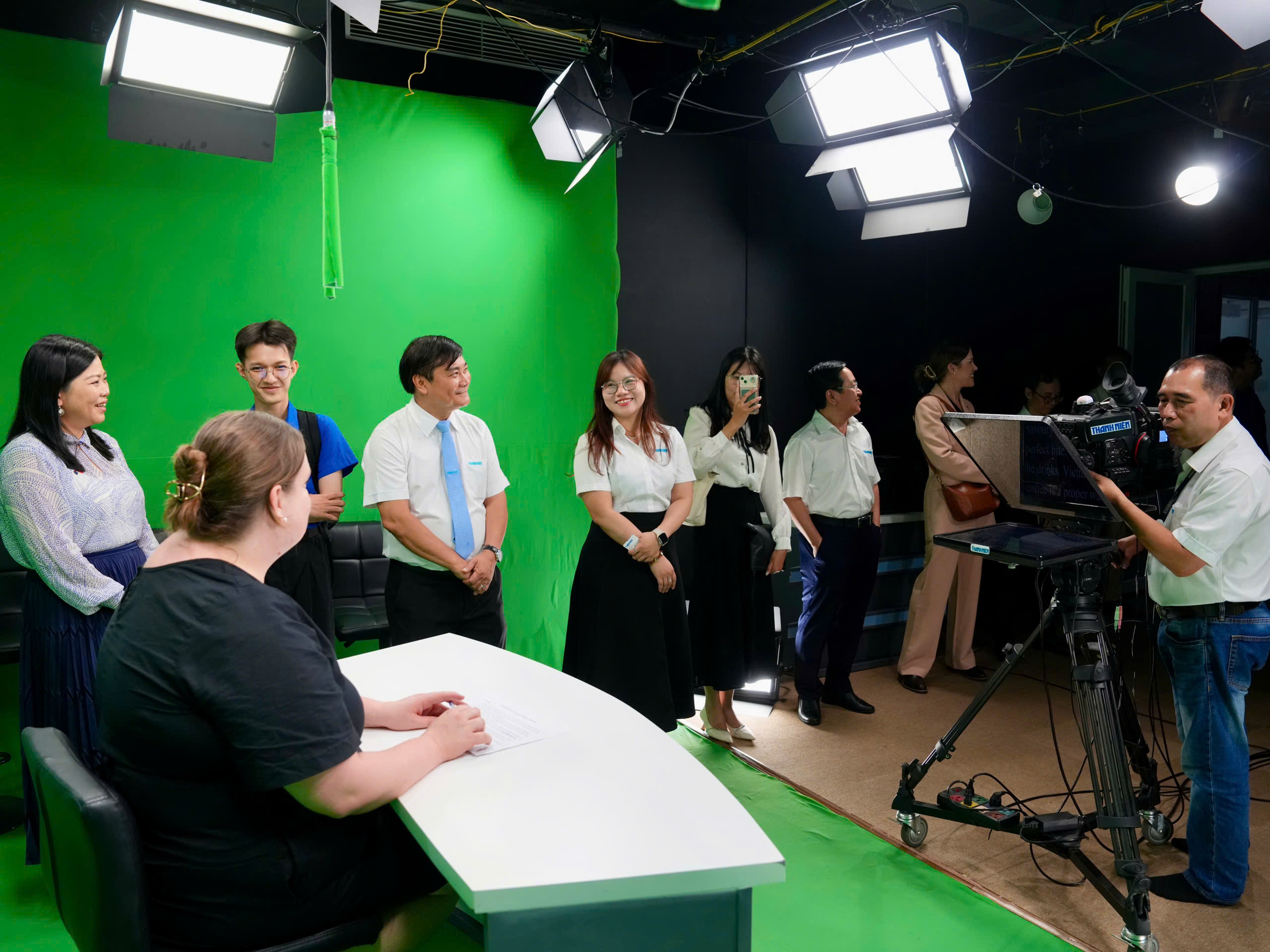 Đoàn đại biểu Hội đồng Giao lưu chính trị Úc thăm Báo Thanh Niên - Ảnh 10.