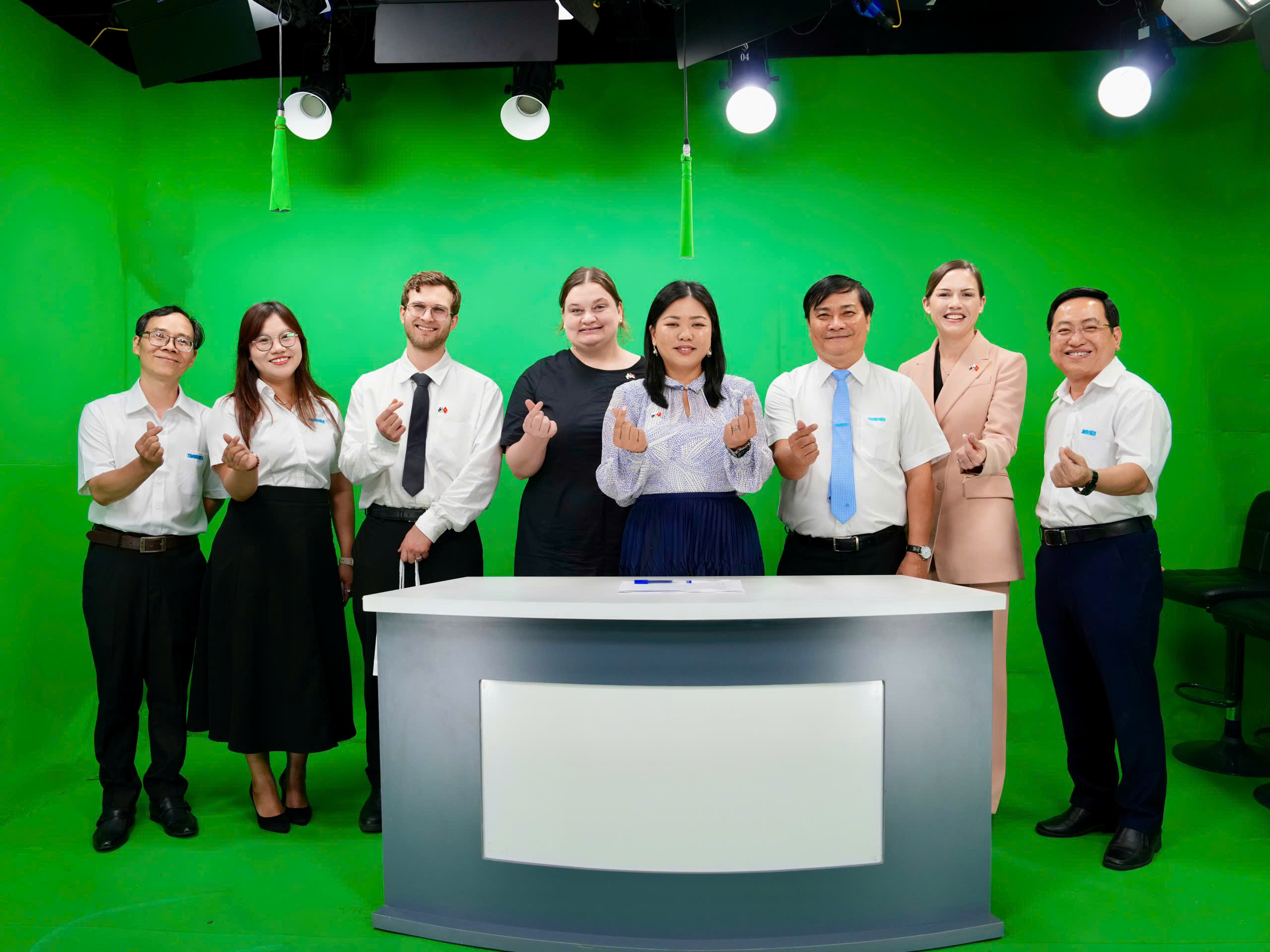 Đoàn đại biểu Hội đồng Giao lưu chính trị Úc thăm Báo Thanh Niên - Ảnh 9.