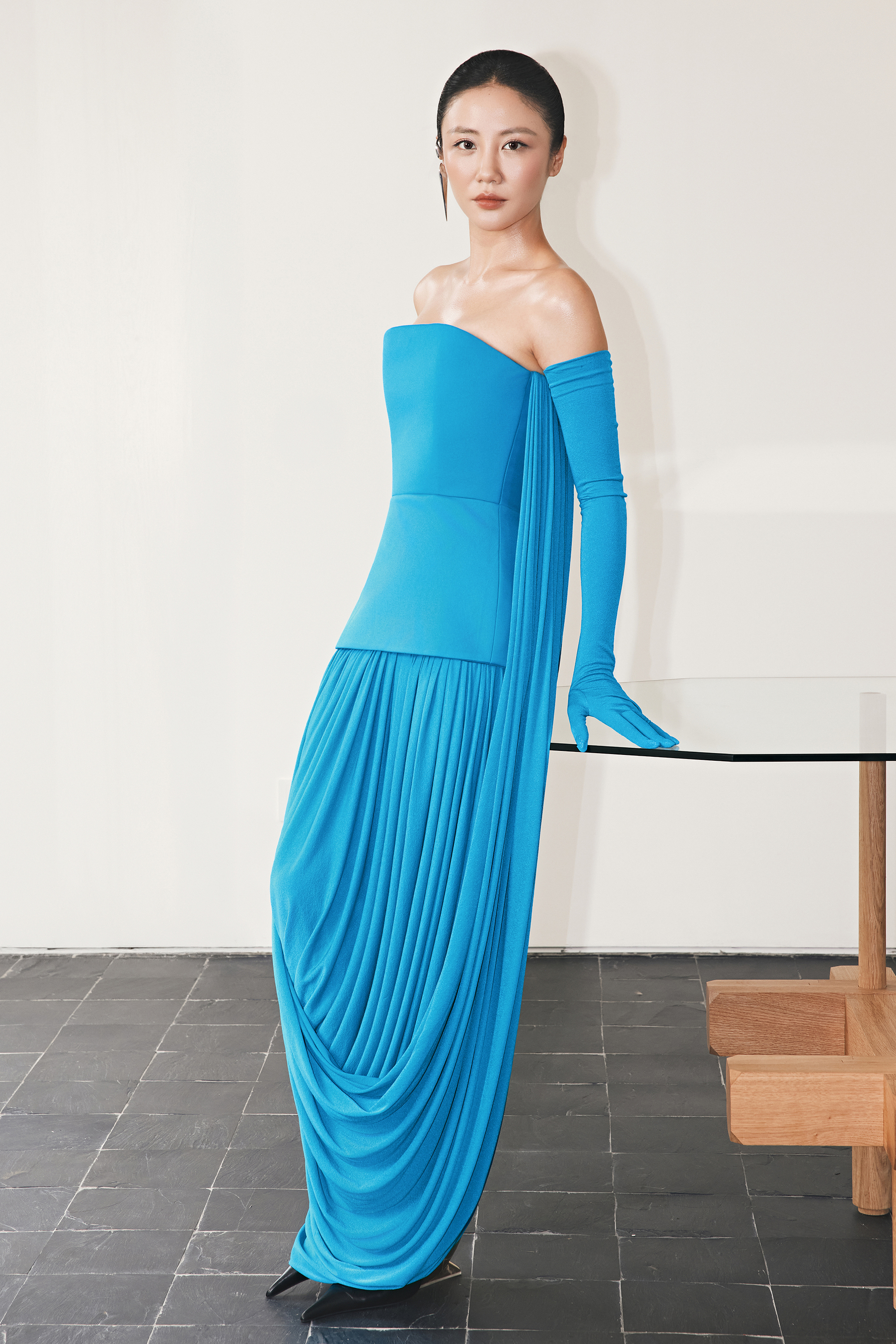 Phong c&aacute;ch thời trang của nữ diễn vi&ecirc;n phim trăm tỉ ở tuổi 32 - Ảnh 1.