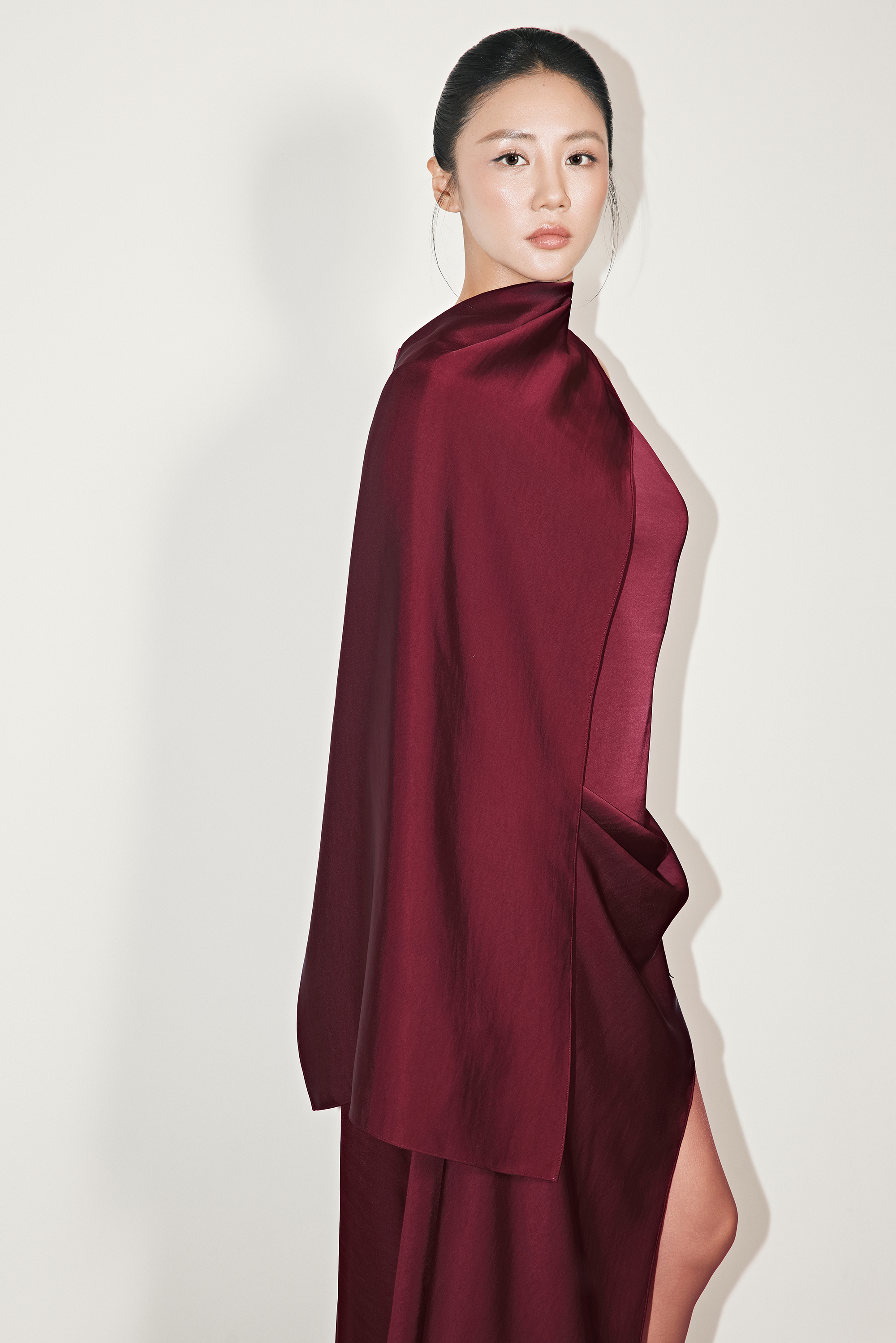 Phong c&aacute;ch thời trang của nữ diễn vi&ecirc;n phim trăm tỉ ở tuổi 32 - Ảnh 3.