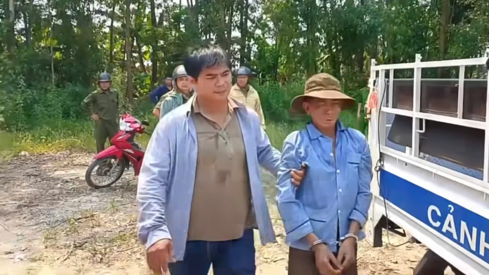 Khống chế người đàn ông gây thương tích, cố thủ trong hang đá - Ảnh 2.