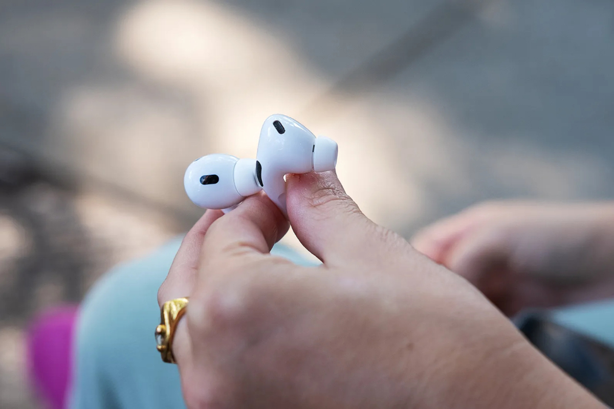 Hiểu đúng cách đeo AirPods để nghe tốt hơn mỗi ngày - Ảnh 1.