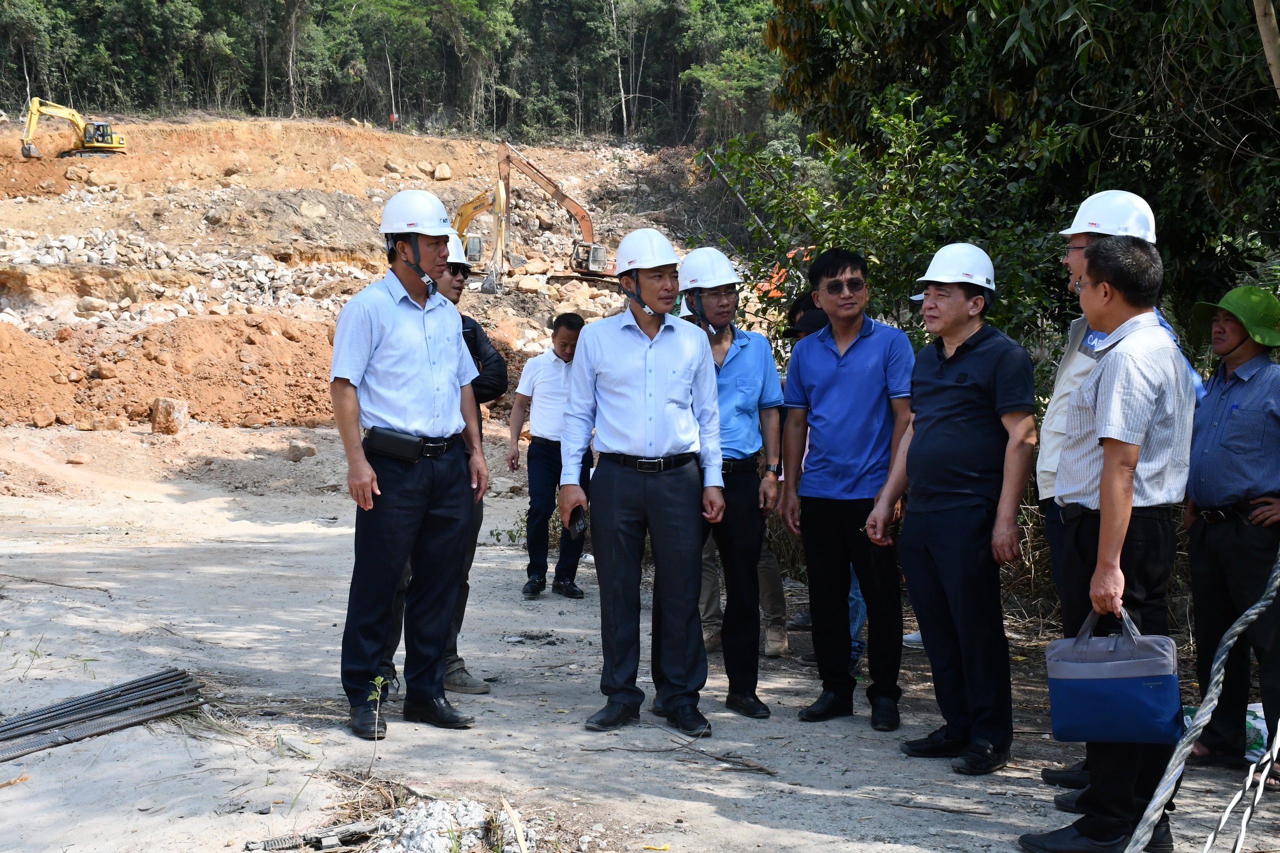 EVNSPC tăng cường kiểm tra, đôn đốc các dự án điện cho Phú Quốc và APEC 2027 - Ảnh 2.