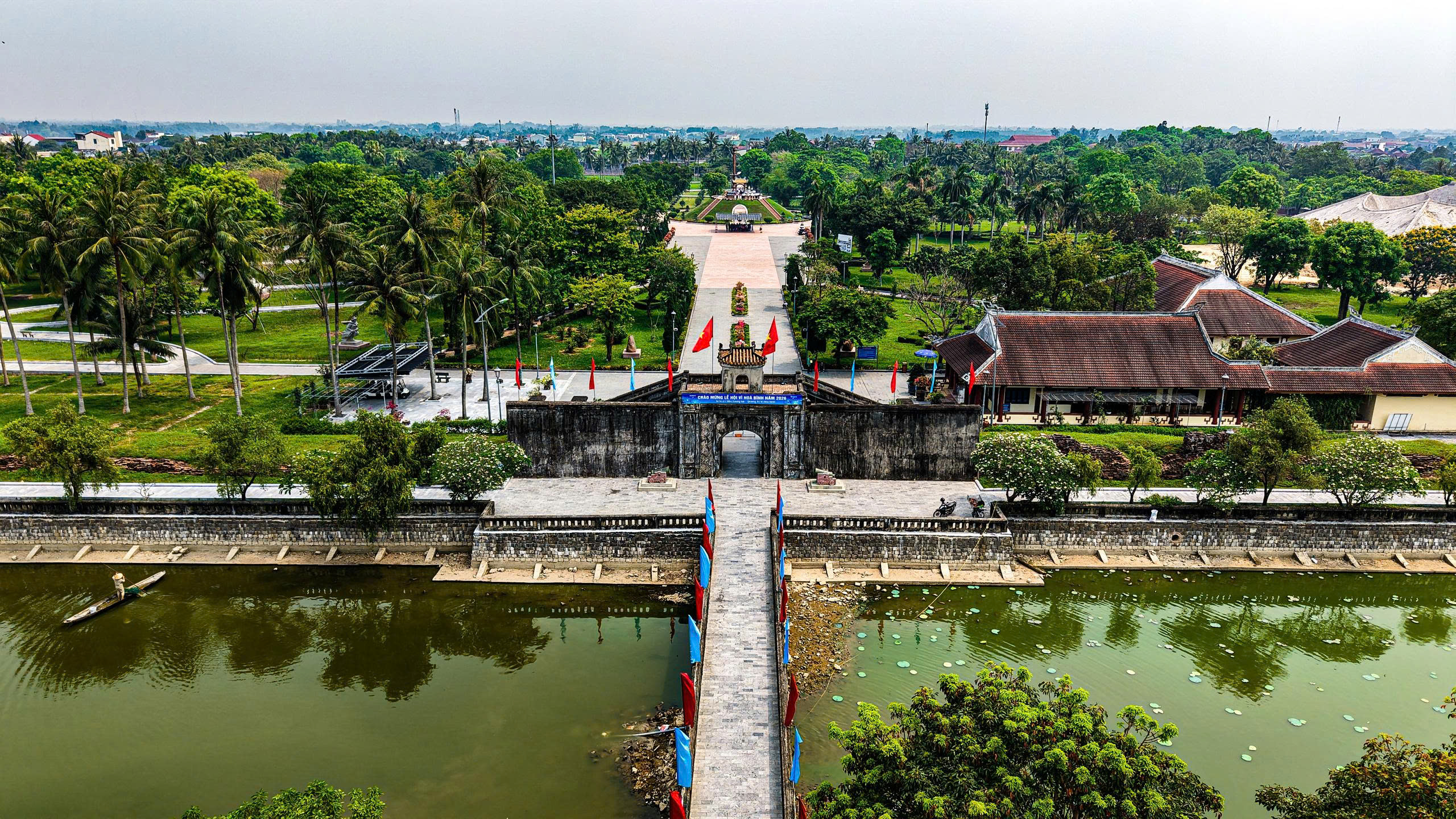 Th&agrave;nh cổ Quảng Trị 'kho&aacute;c &aacute;o mới', chờ Ng&agrave;y hội đạp xe V&igrave; h&ograve;a b&igrave;nh- Ảnh 3.