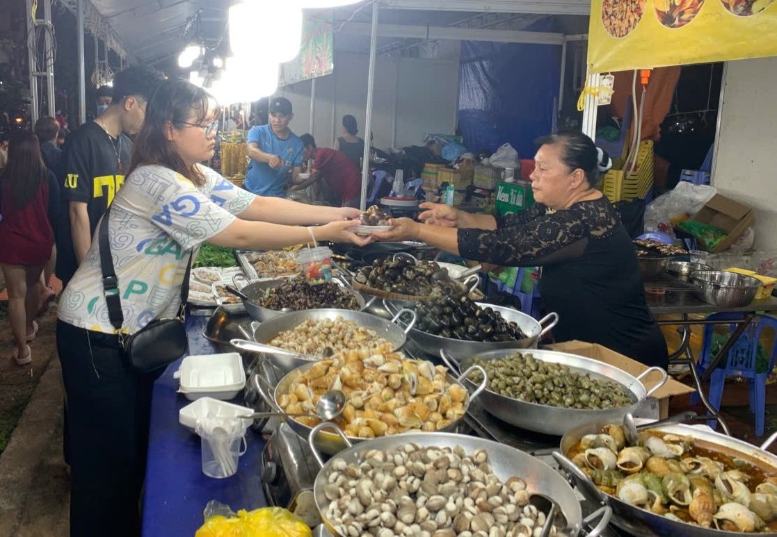 &lsquo;Thi&ecirc;n đường&rsquo; ăn uống v&agrave; mua sắm n&agrave;y đang thu h&uacute;t rất nhiều người - Ảnh 2.