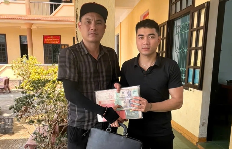 Nhặt được cặp xách chứa 350 triệu đồng, nam thanh niên trình báo công an- Ảnh 1.