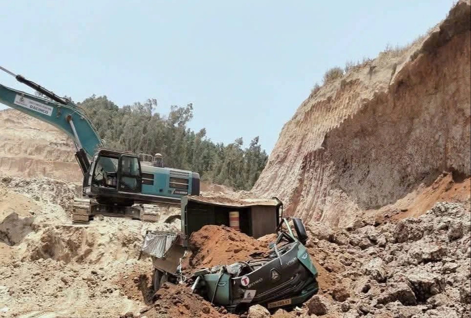 Sạt lở mỏ đất vùi lấp cabin xe tải khiến 1 người tử vong - Ảnh 1.