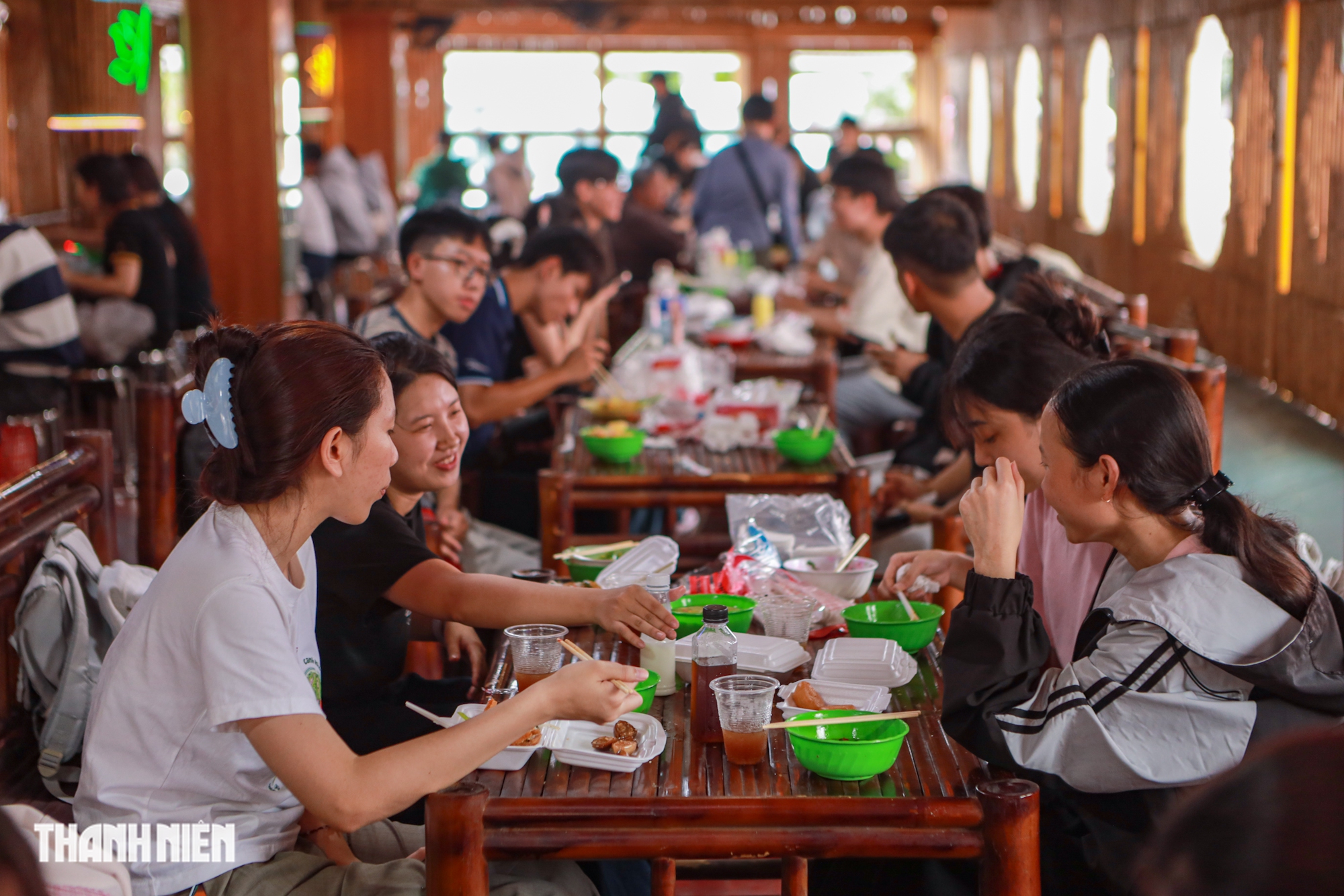 Chen ch&acirc;n nối d&agrave;i h&agrave;ng chục m&eacute;t ăn buffet chay 0 đồng - Ảnh 7.