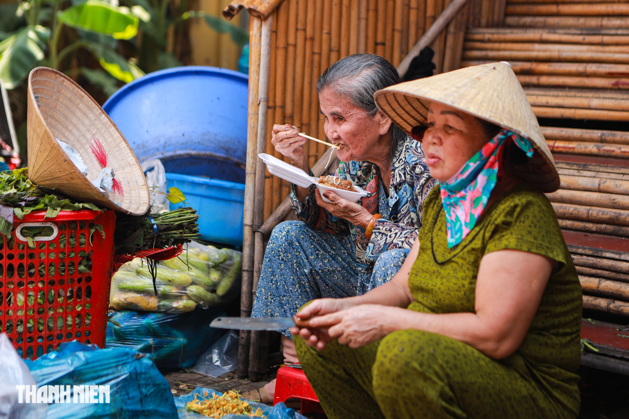 Chen ch&acirc;n nối d&agrave;i h&agrave;ng chục m&eacute;t ăn buffet chay 0 đồng - Ảnh 6.