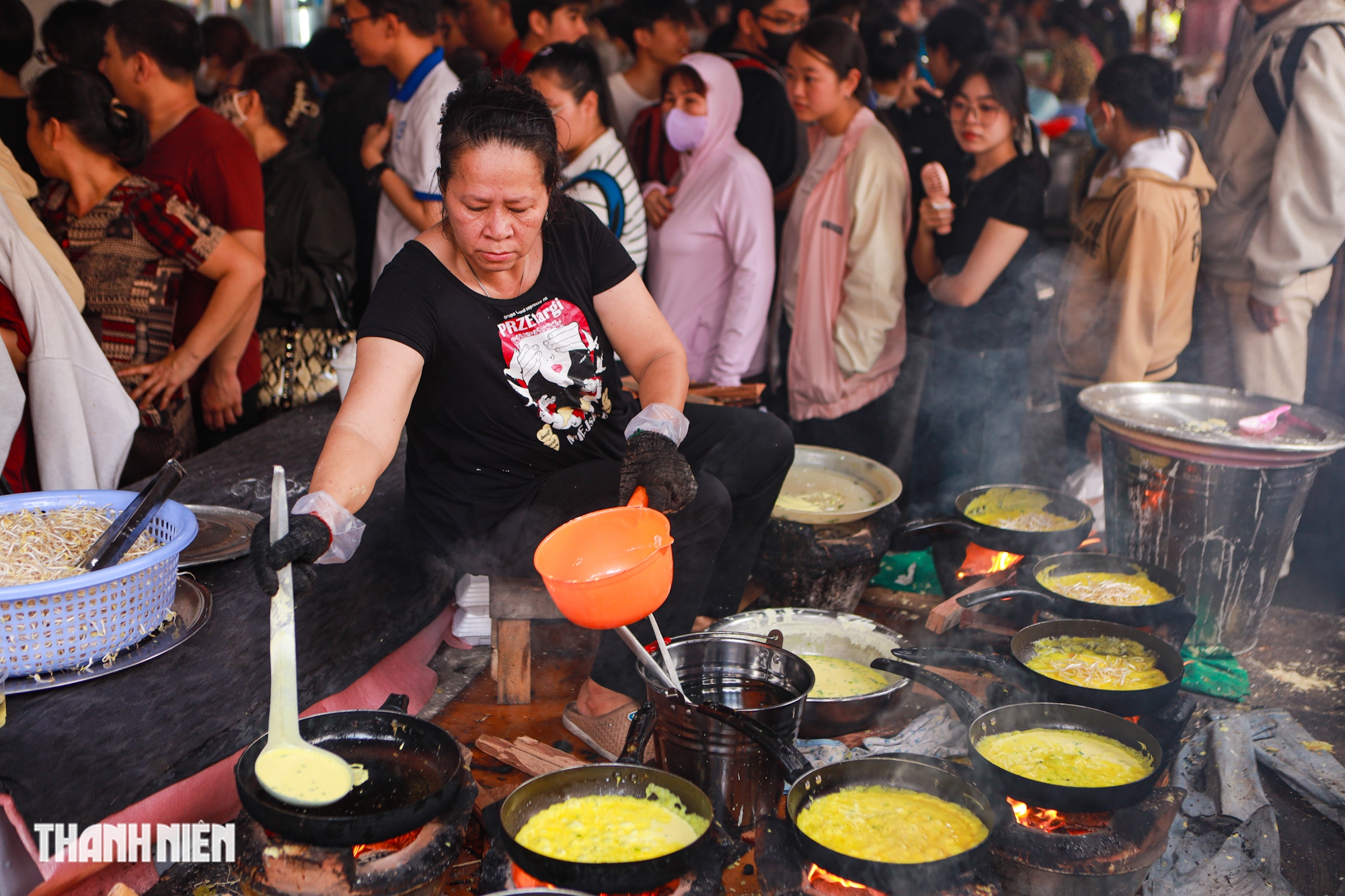Chen ch&acirc;n nối d&agrave;i h&agrave;ng chục m&eacute;t ăn buffet chay 0 đồng - Ảnh 3.