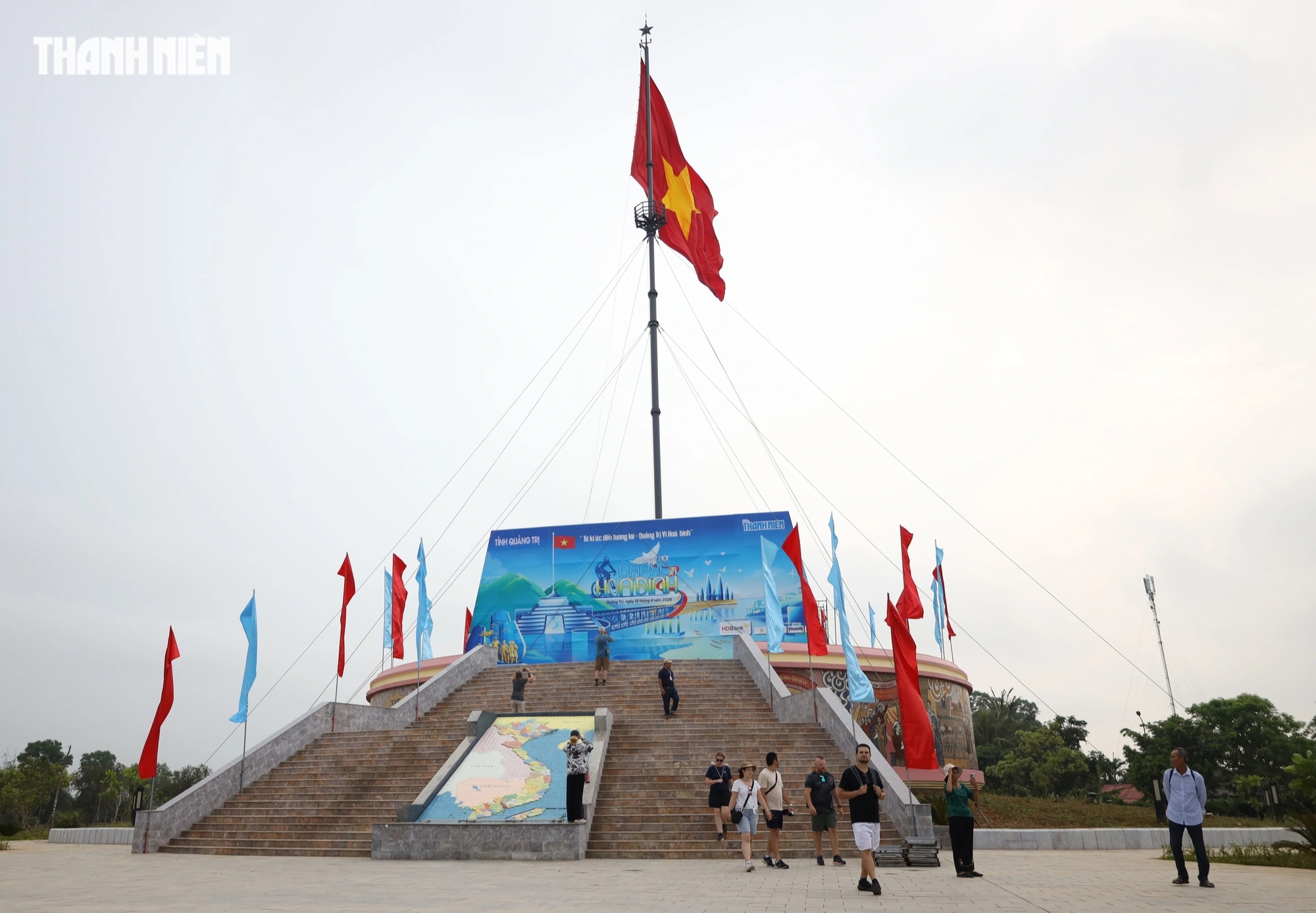 Đứng trên cầu Hiền Lương, người Quảng Trị xúc động trước ngày hội lớn- Ảnh 12.