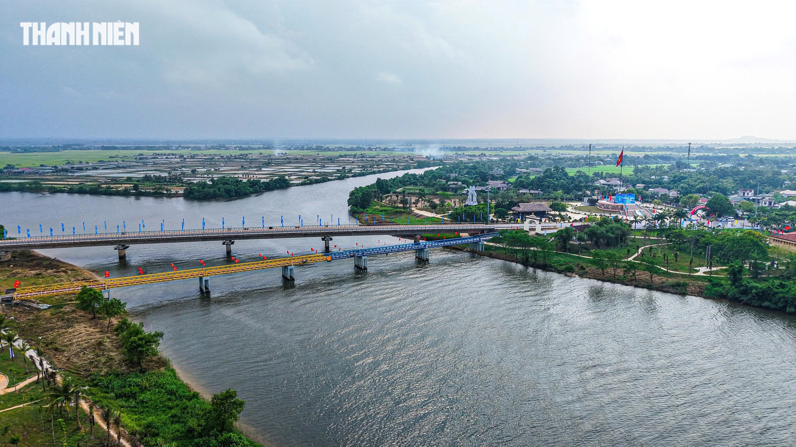 Đứng trên cầu Hiền Lương, người Quảng Trị xúc động trước ngày hội lớn- Ảnh 10.