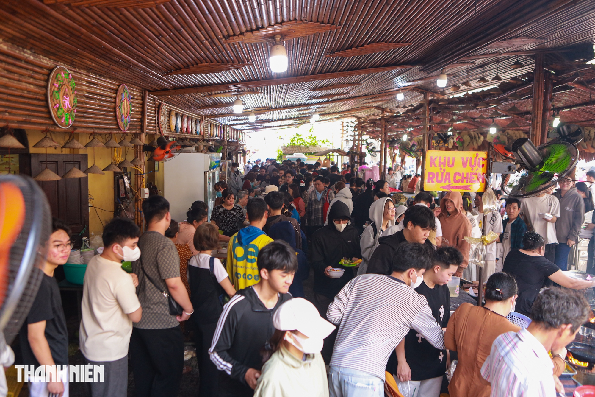 Chen ch&acirc;n nối d&agrave;i h&agrave;ng chục m&eacute;t ăn buffet chay 0 đồng - Ảnh 1.