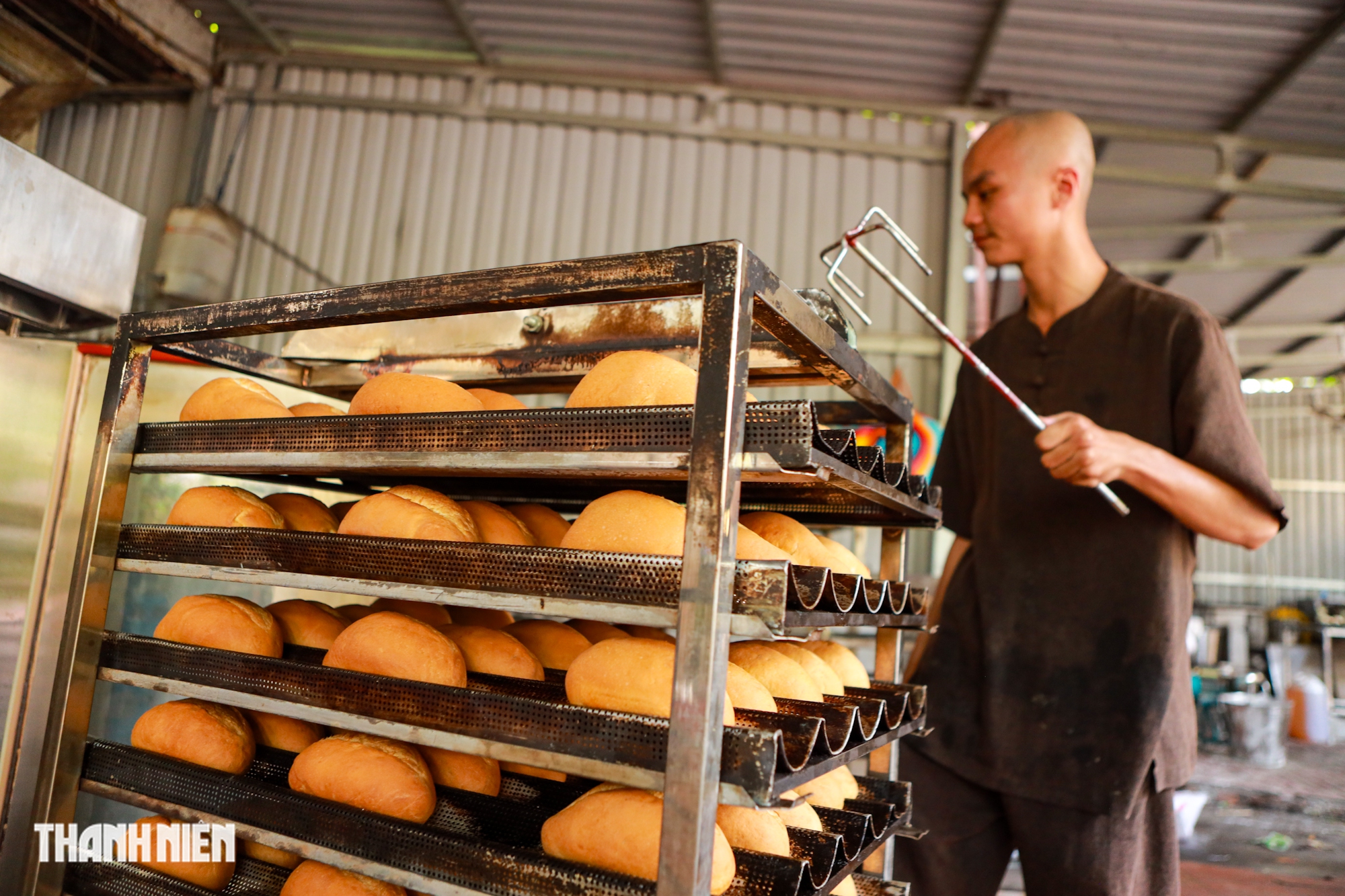 Chen ch&acirc;n nối d&agrave;i h&agrave;ng chục m&eacute;t ăn buffet chay 0 đồng - Ảnh 11.