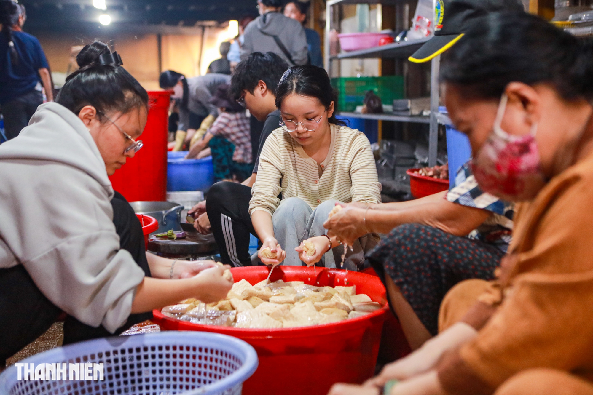 Chen ch&acirc;n nối d&agrave;i h&agrave;ng chục m&eacute;t ăn buffet chay 0 đồng - Ảnh 10.