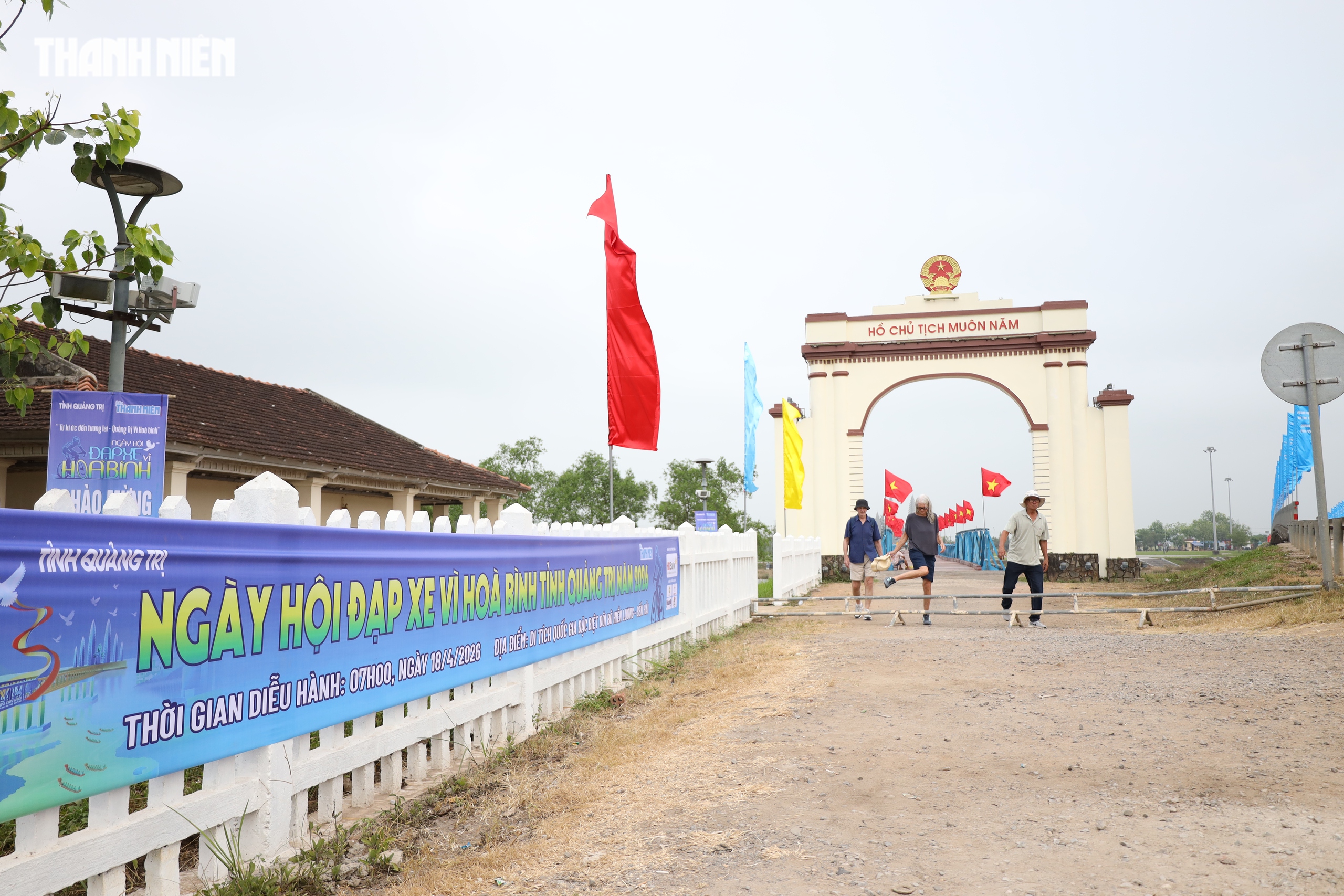 Đứng tr&ecirc;n cầu Hiền Lương, người Quảng Trị x&uacute;c động trước ng&agrave;y hội lớn- Ảnh 8.