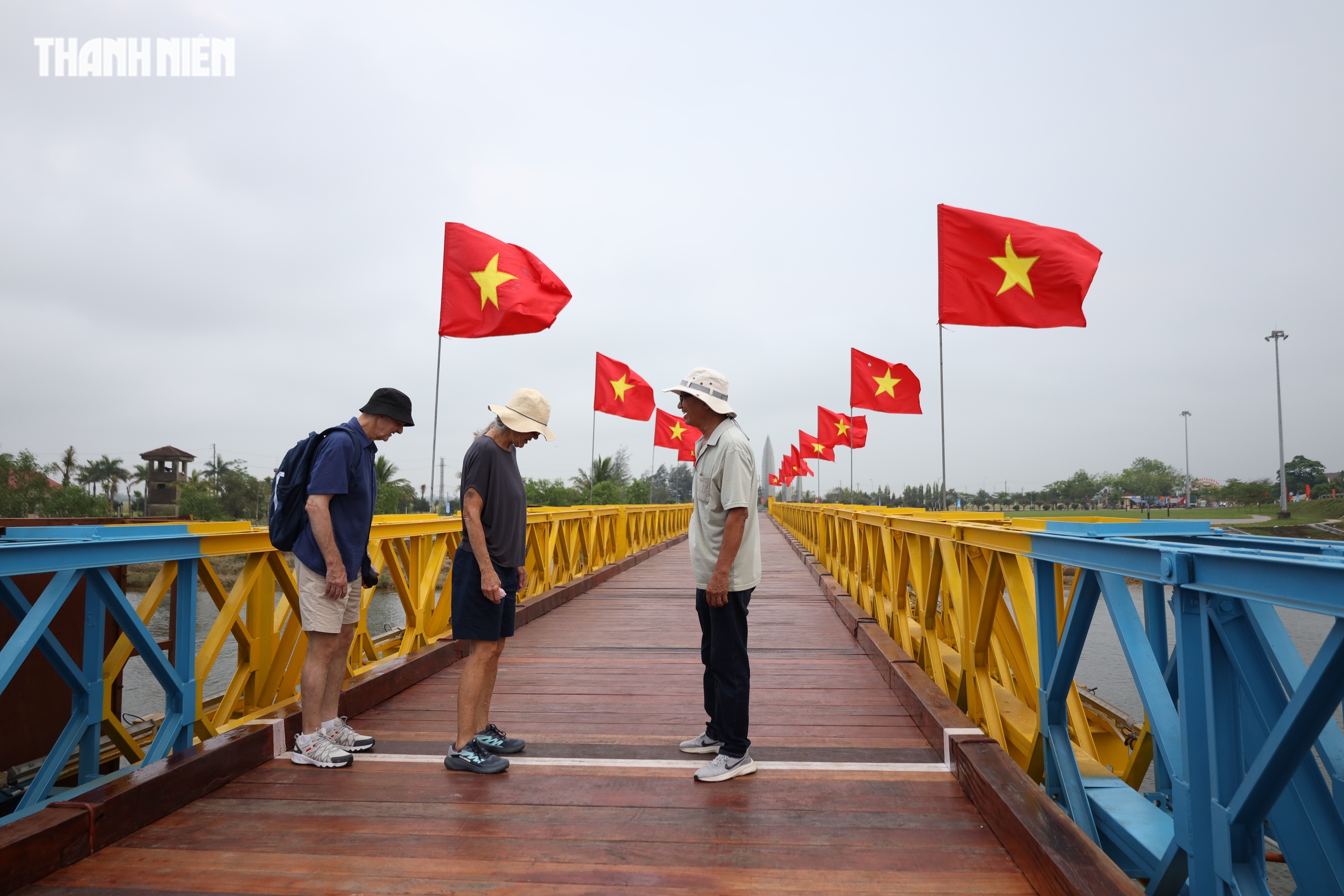 Đứng trên cầu Hiền Lương, người Quảng Trị xúc động trước ngày hội lớn- Ảnh 2.