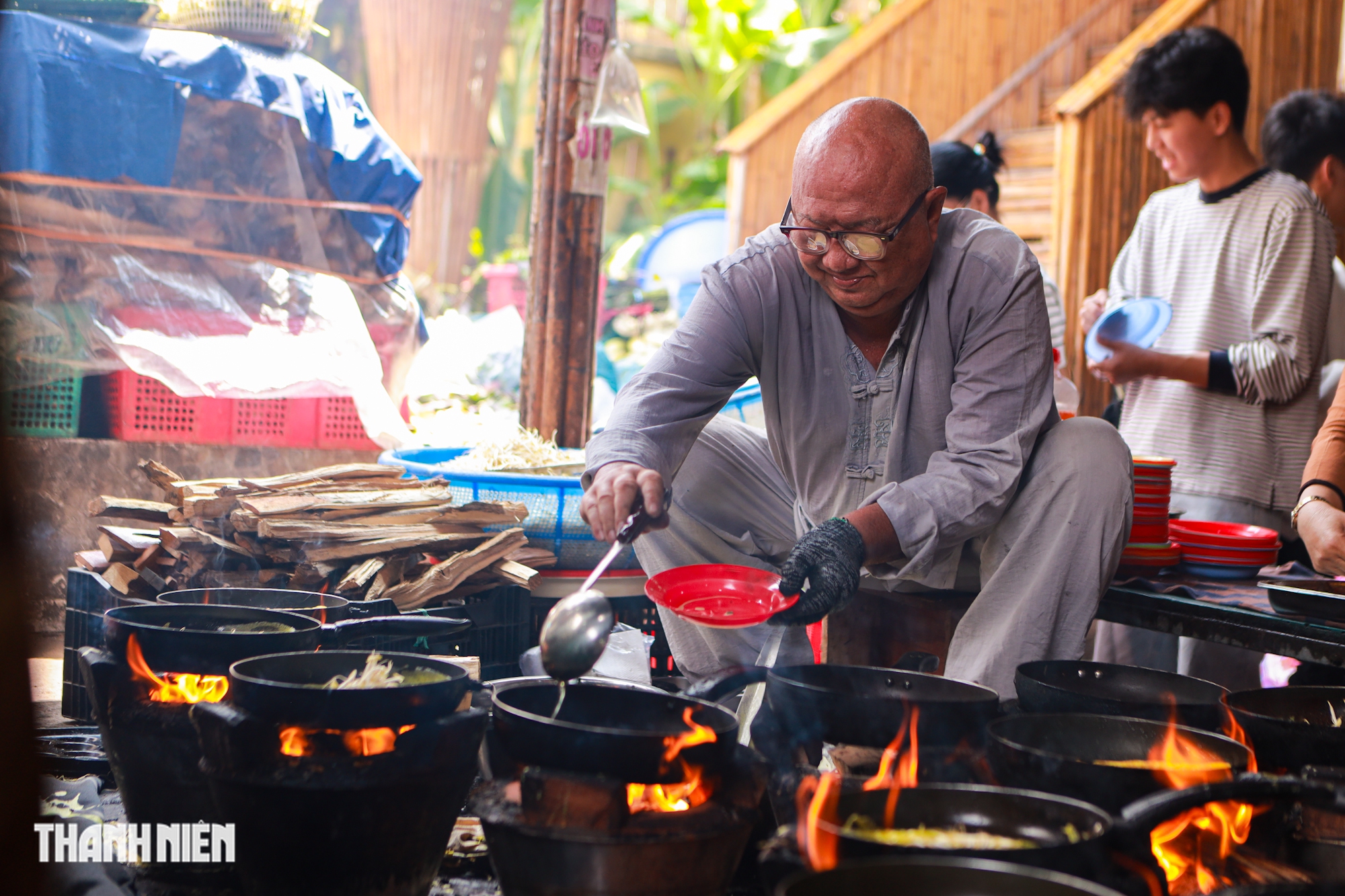 Chen ch&acirc;n nối d&agrave;i h&agrave;ng chục m&eacute;t ăn buffet chay 0 đồng - Ảnh 4.