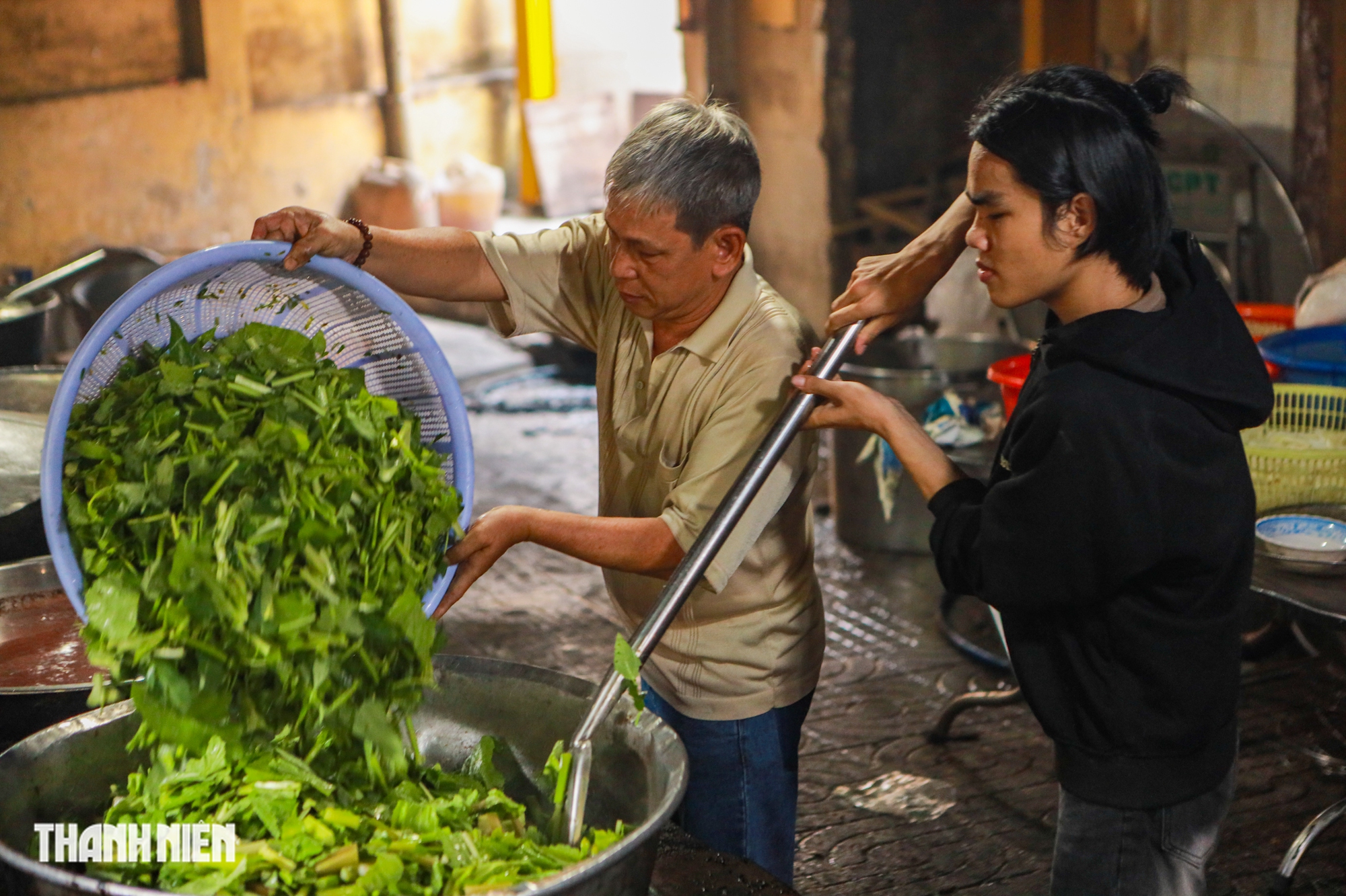 Chen ch&acirc;n nối d&agrave;i h&agrave;ng chục m&eacute;t ăn buffet chay 0 đồng - Ảnh 9.