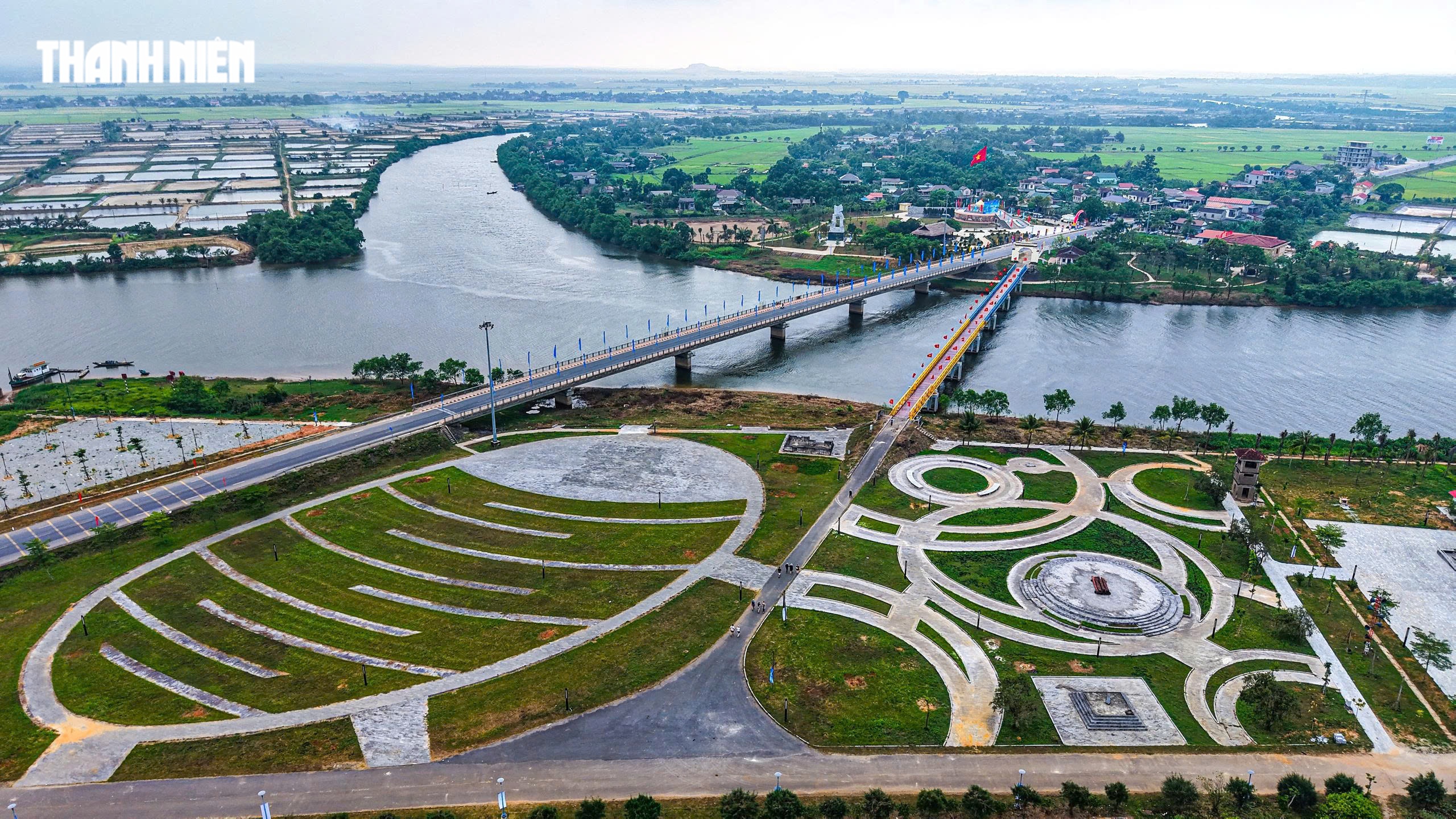 Đứng trên cầu Hiền Lương, người Quảng Trị xúc động trước ngày hội lớn- Ảnh 1.