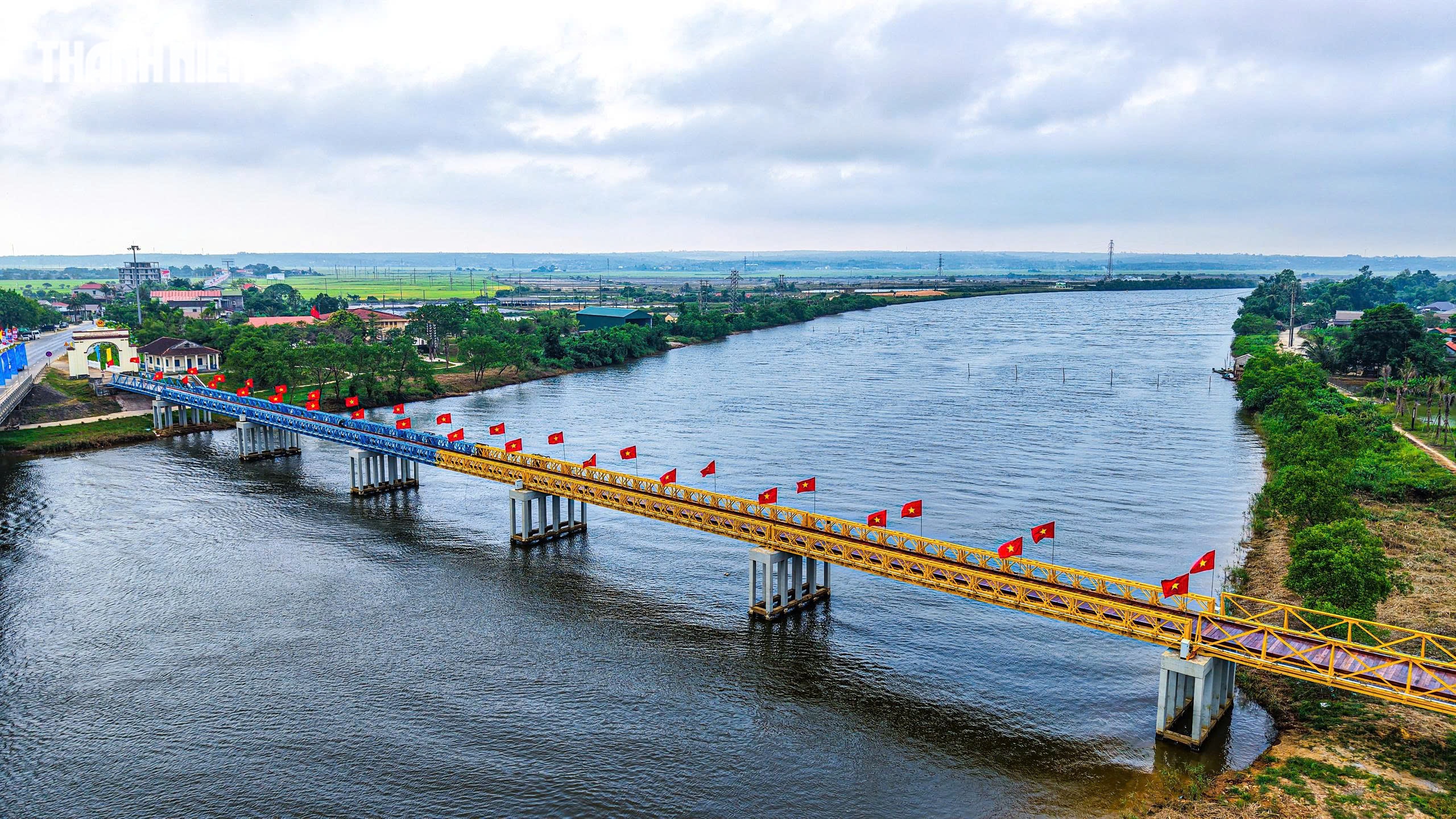 Đứng trên cầu Hiền Lương, người Quảng Trị xúc động trước ngày hội lớn- Ảnh 4.